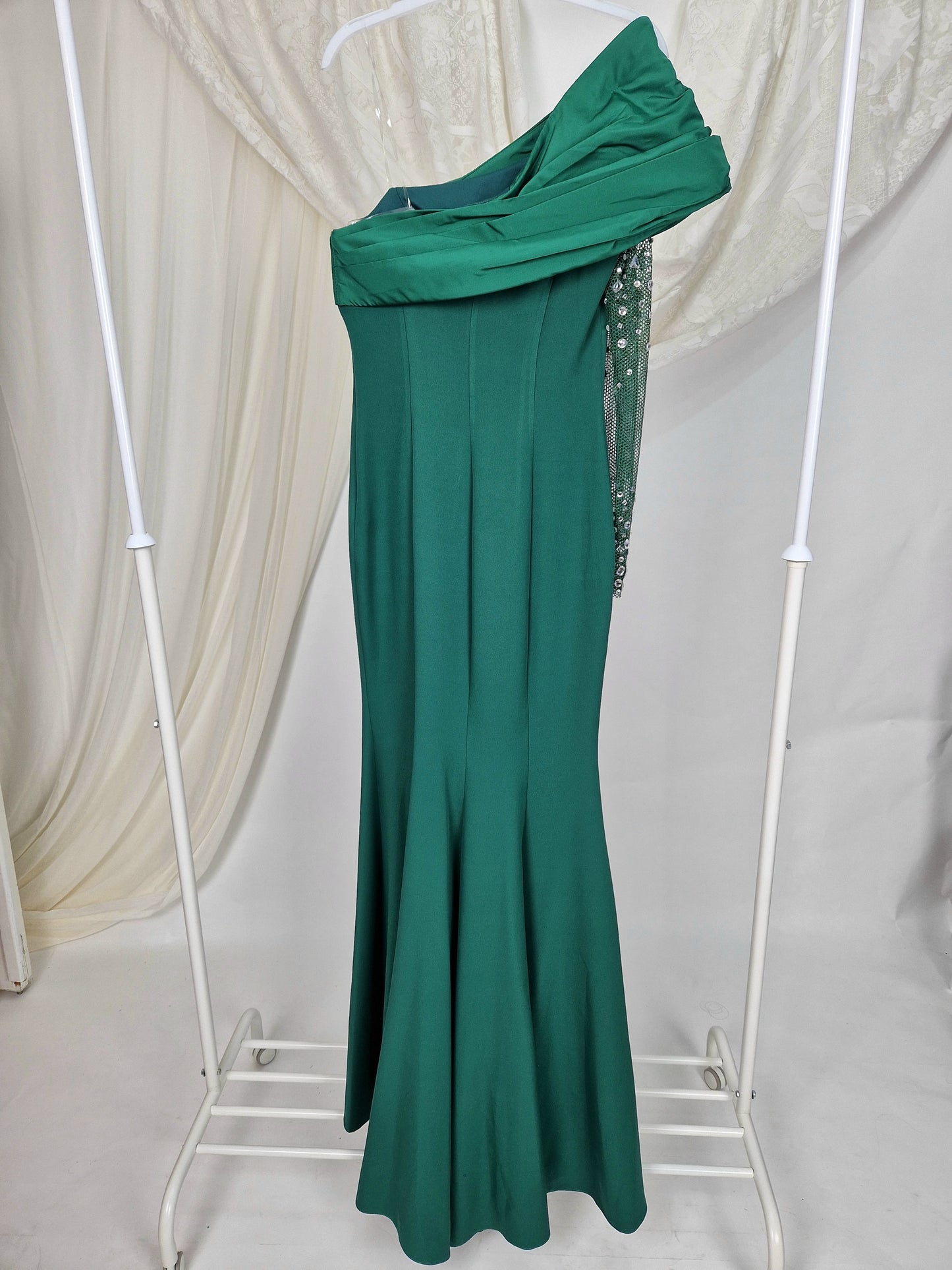Rochie de seară lungă model sirenă, verde smarald, cu un umăr, o mânecă