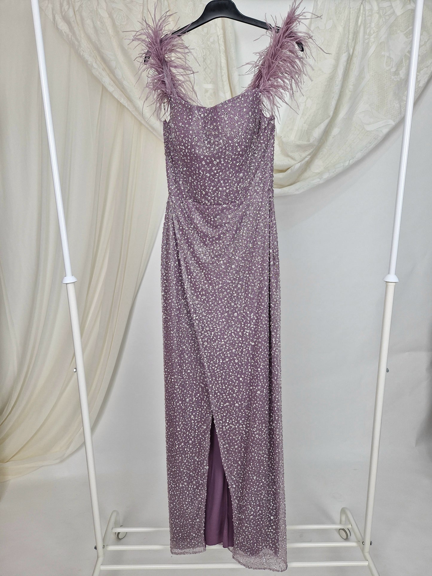 Rochie roz de seară, sirenă, cu umeri goi, bretele căzute din pene