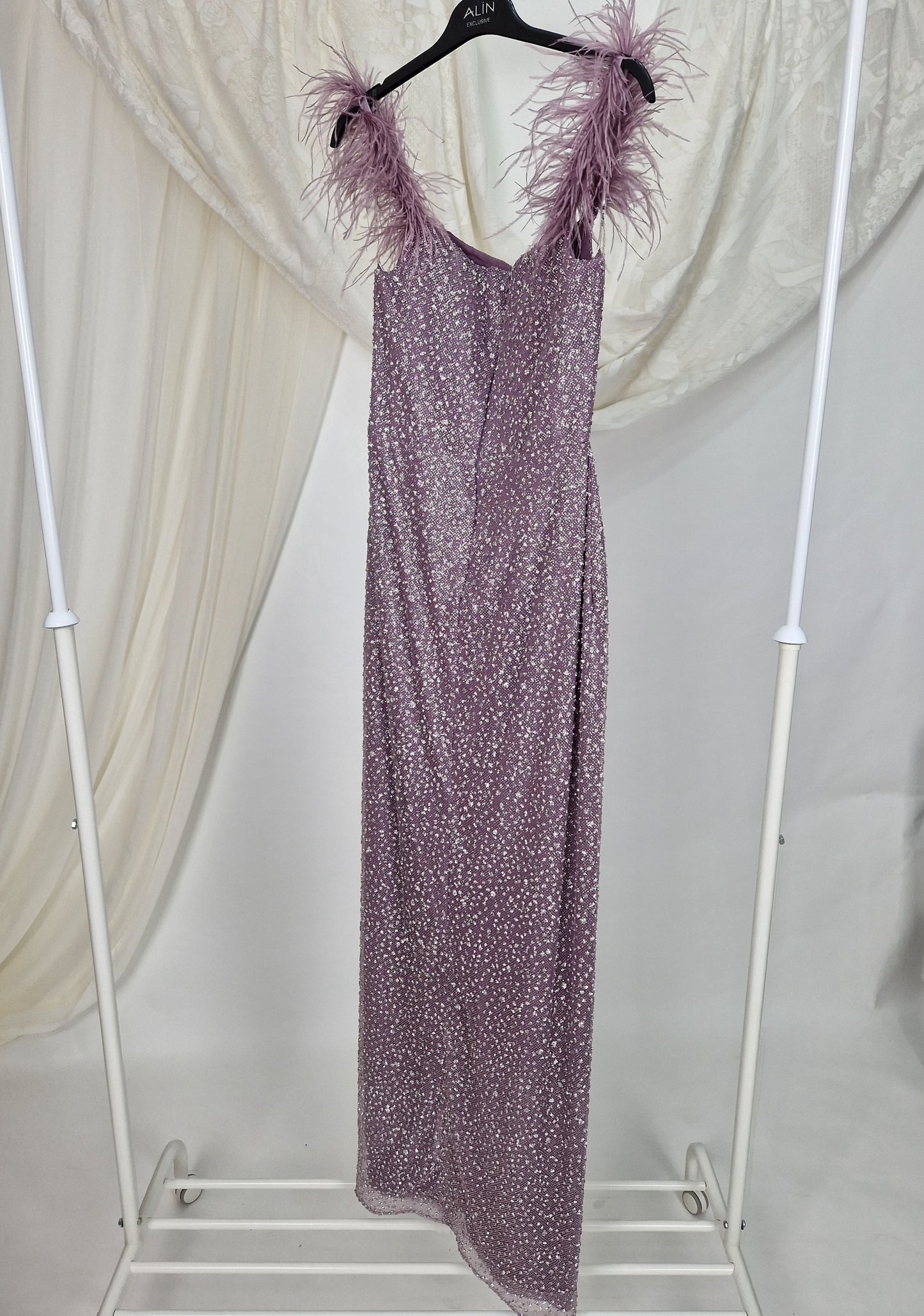 Rochie roz de seară, sirenă, cu umeri goi, bretele căzute din pene