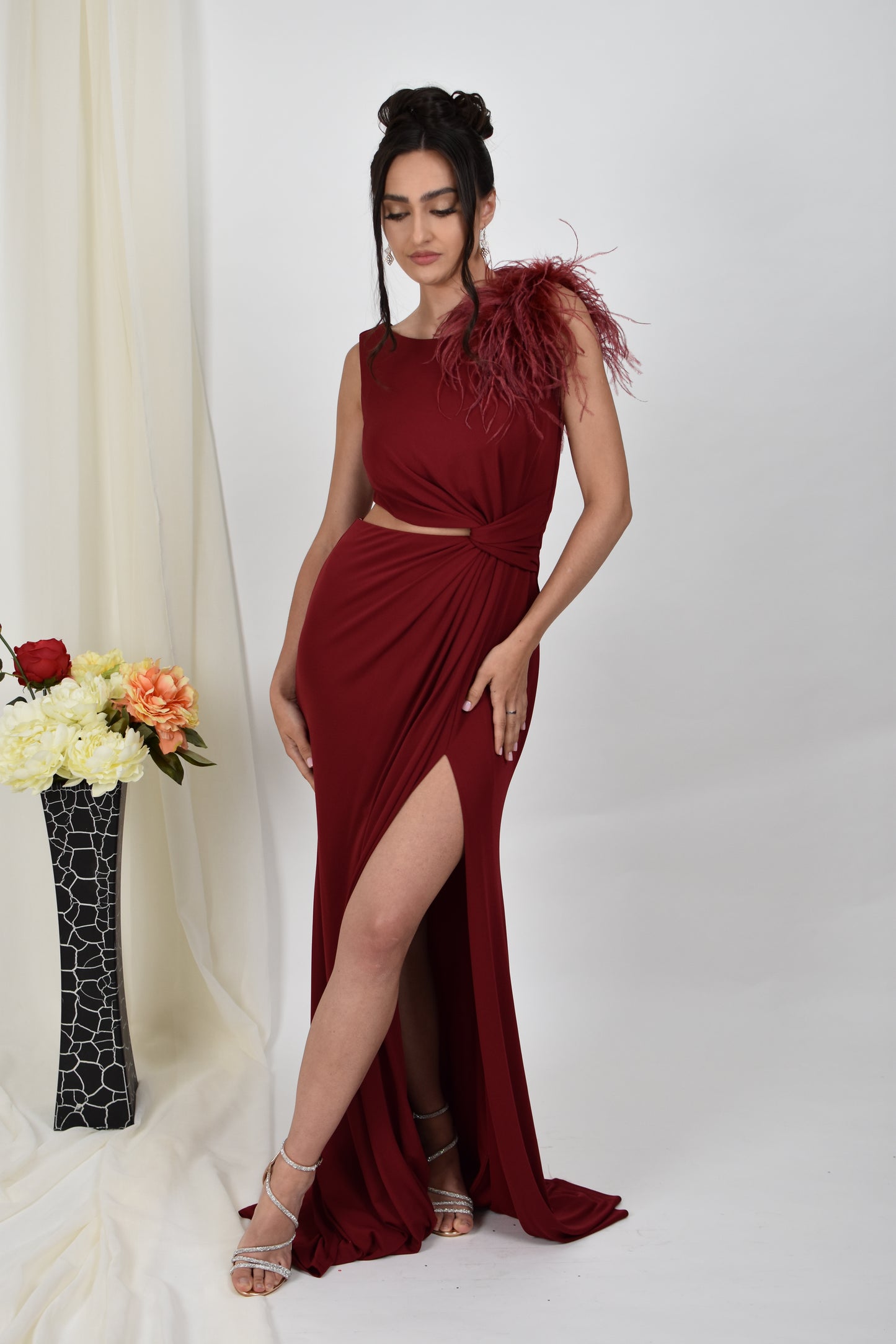 Rochie de seara cu un singur umar cu pene si detalii in talie