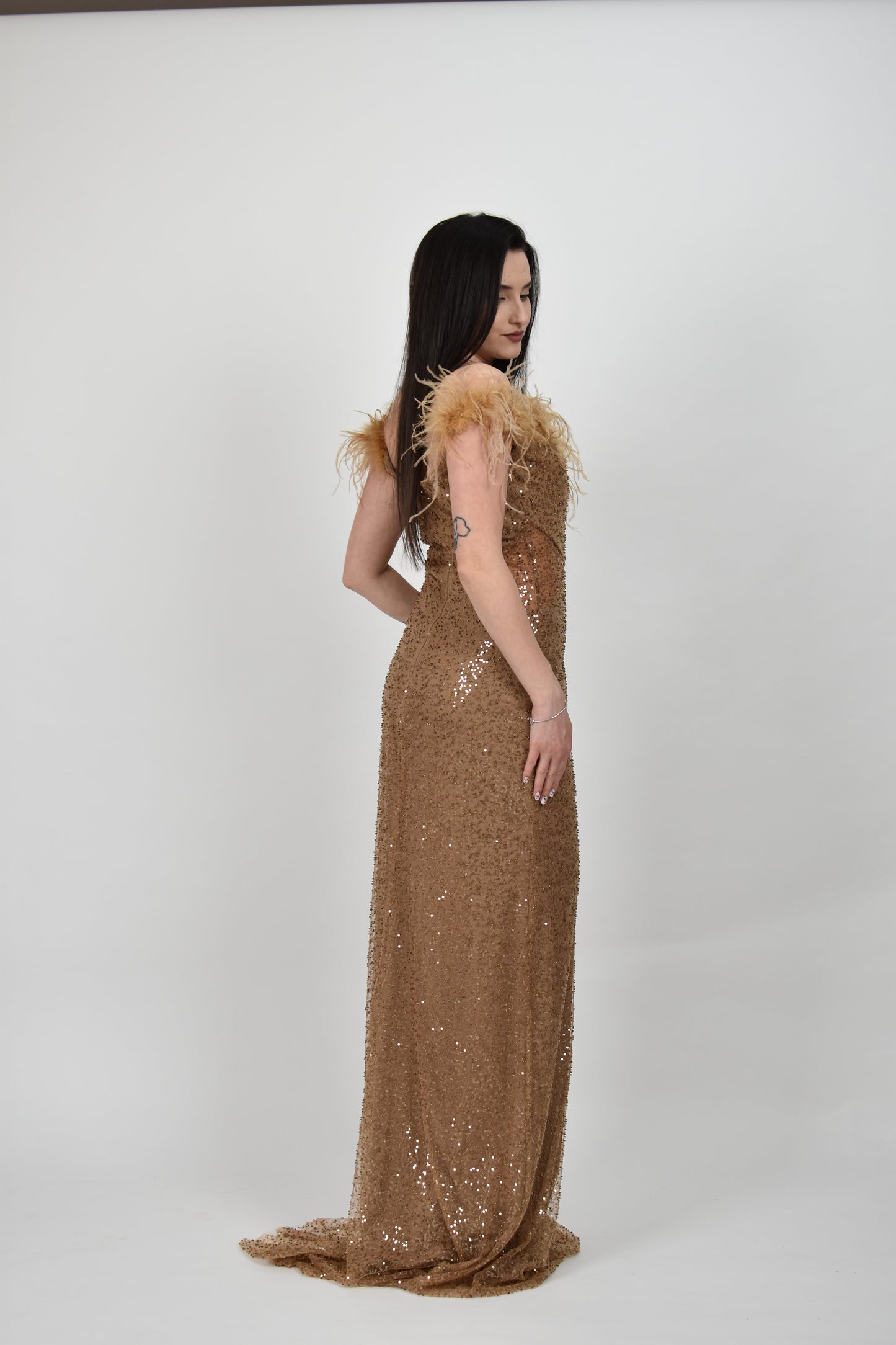 Rochie aurie cu pene