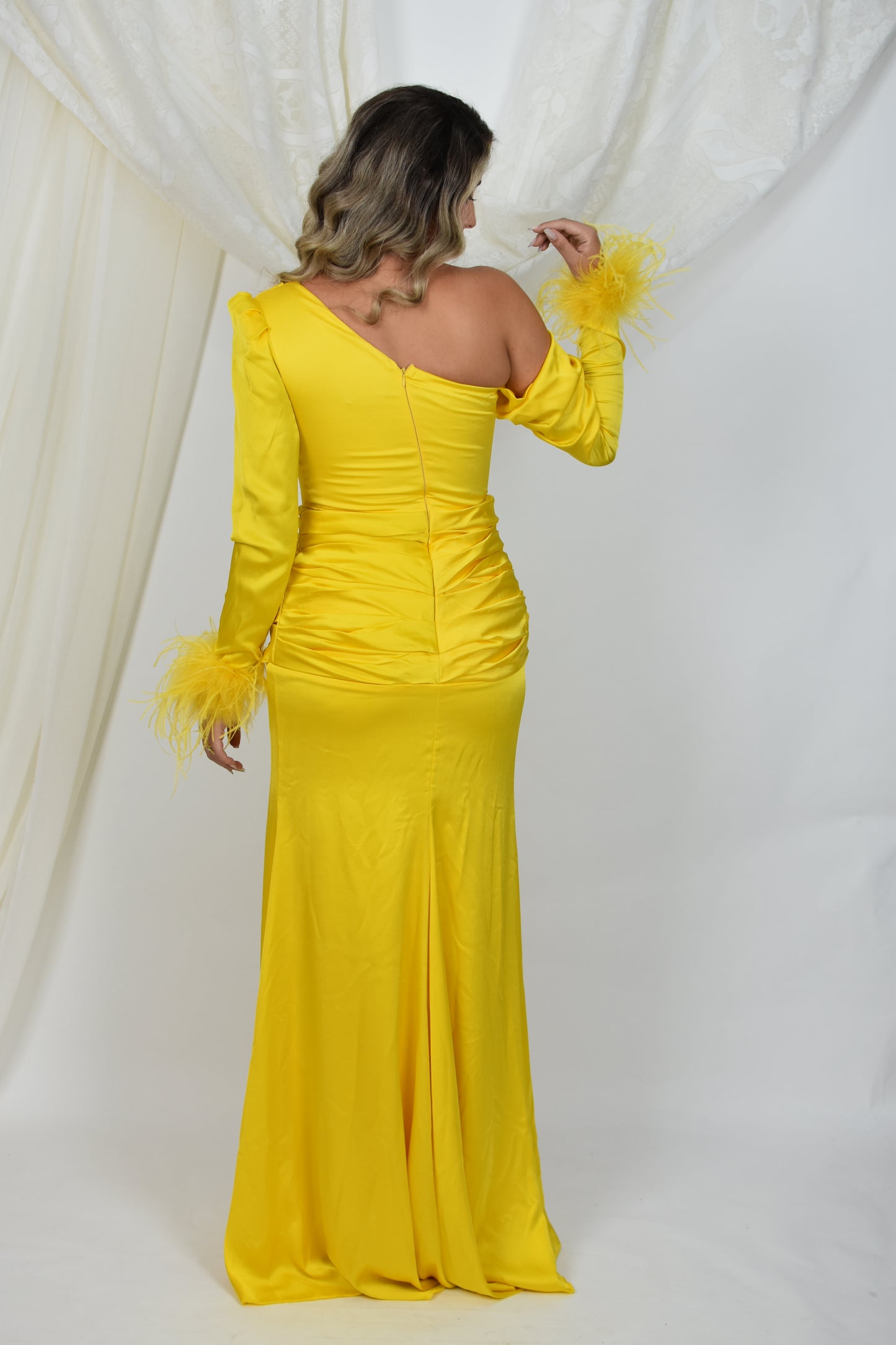 Rochie galbena de seara satinata cu pliuri