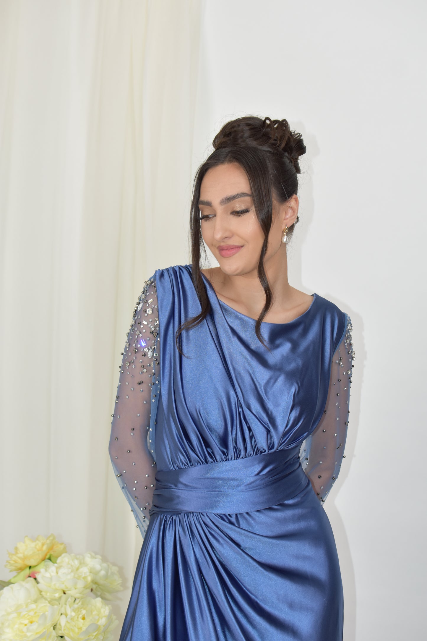Rochie de seara cu maneci cu detalii de pietricele