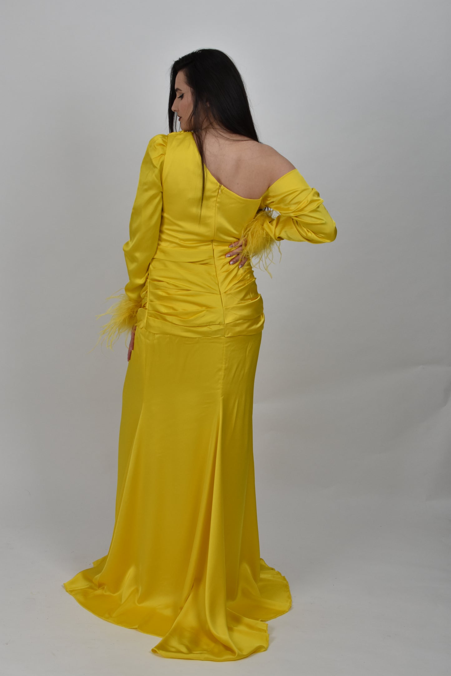 Rochie galbena de seara satinata cu pliuri