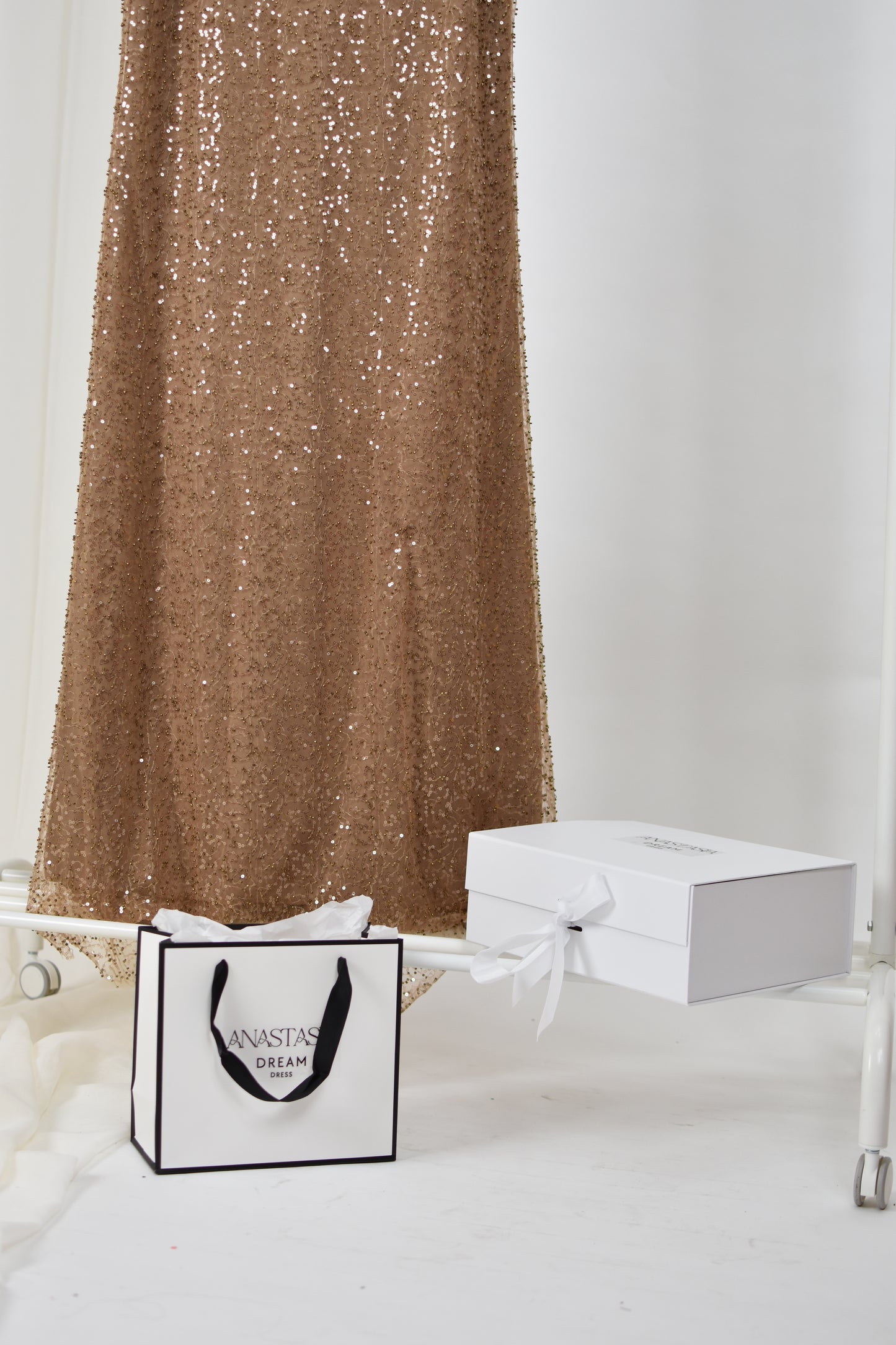 Rochie aurie cu pene