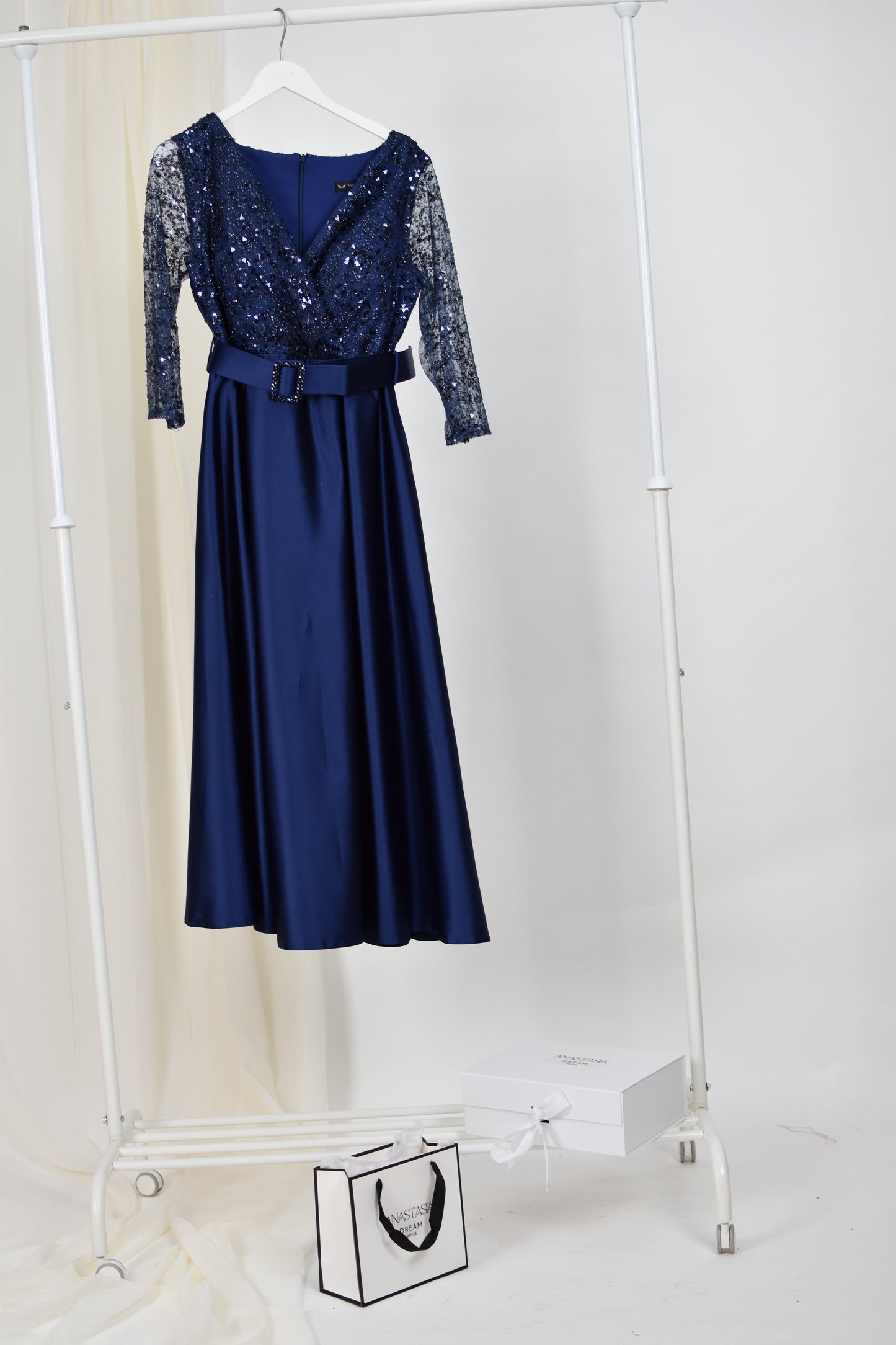 Rochie din satin cu decolteu v brodat