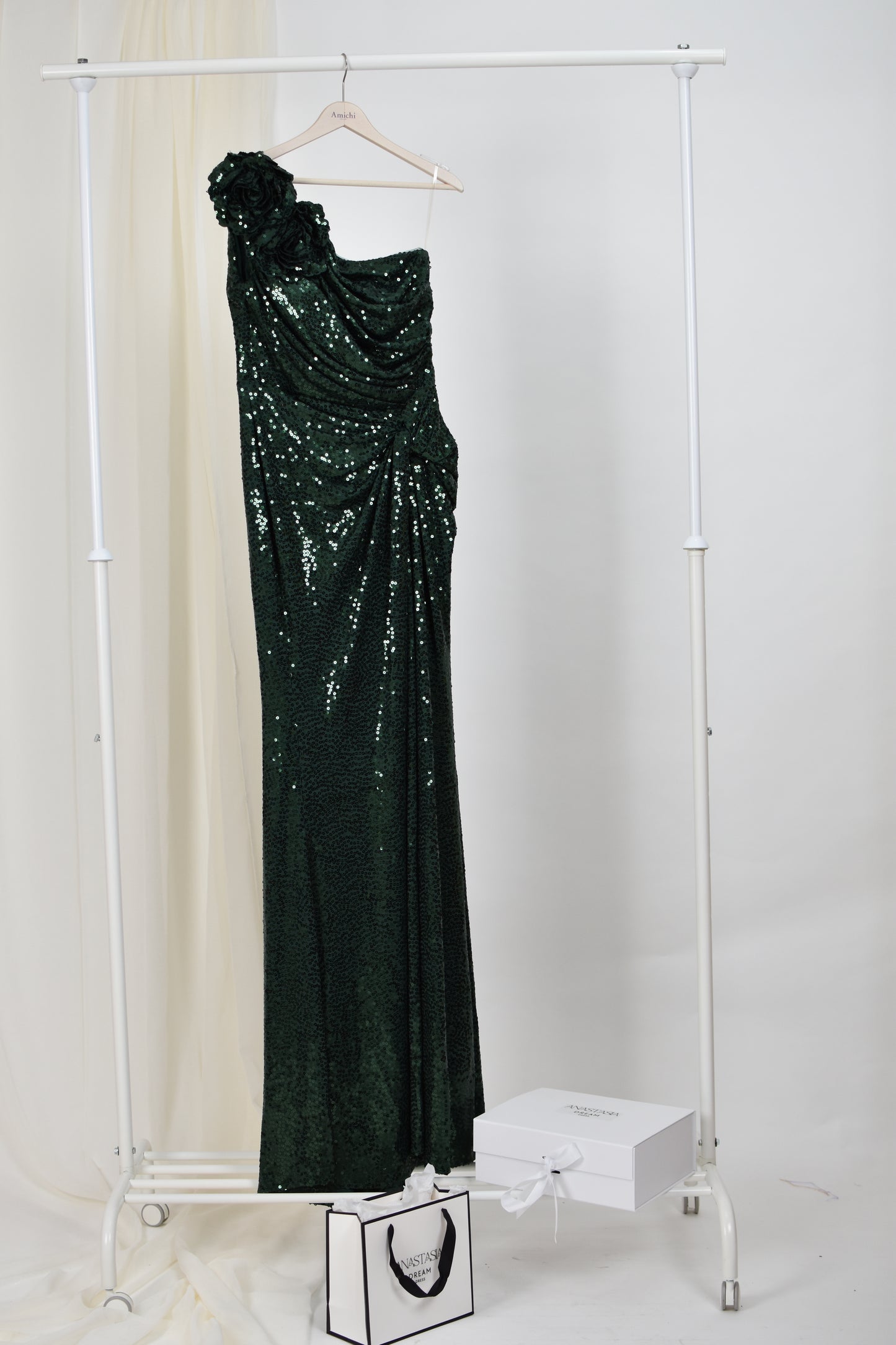 Rochie de seara cu paiete verde smarald pe un umar