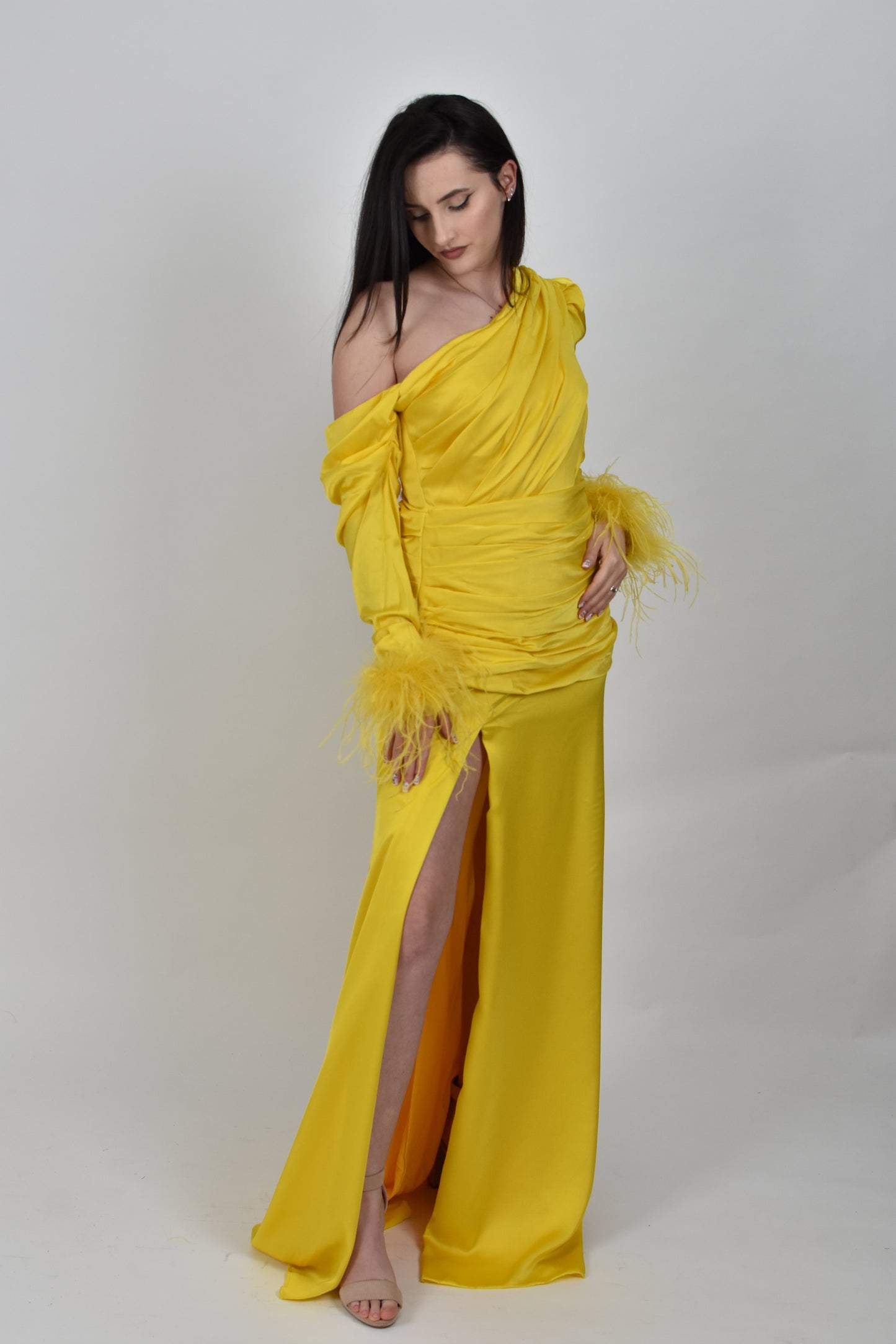 Rochie galbena de seara satinata cu pliuri