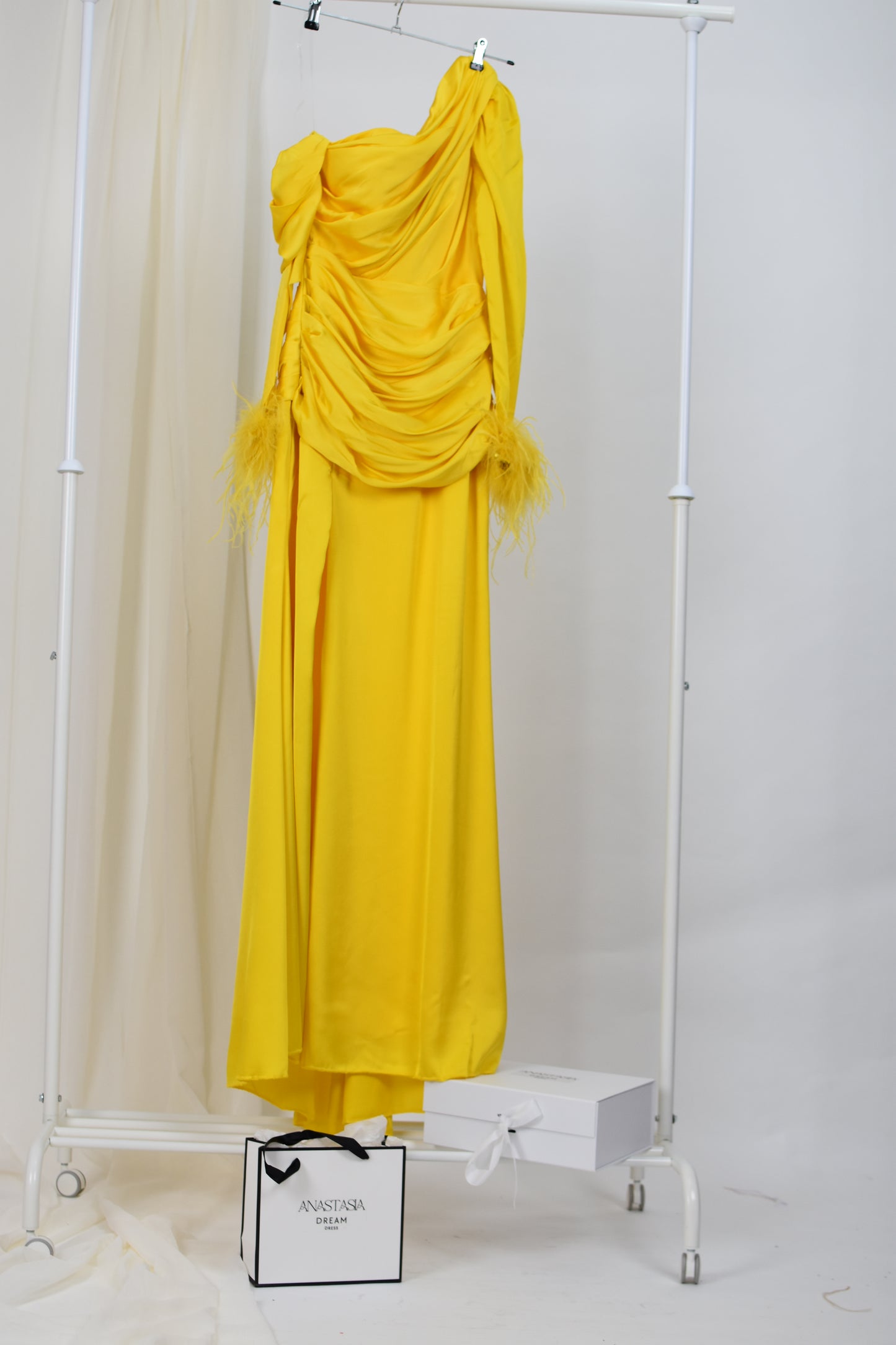 Rochie galbena de seara satinata cu pliuri