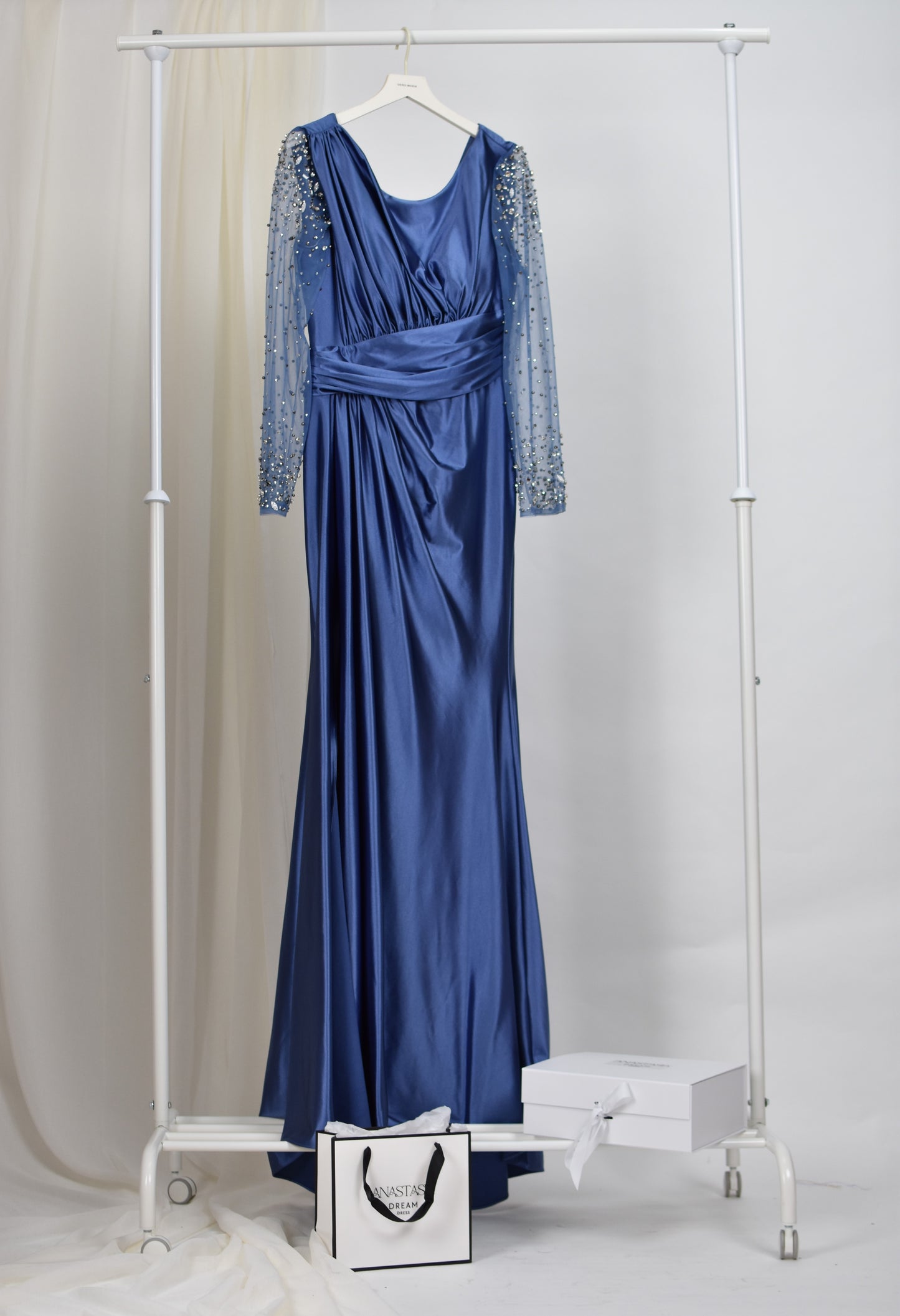 Rochie de seara cu maneci cu detalii de pietricele