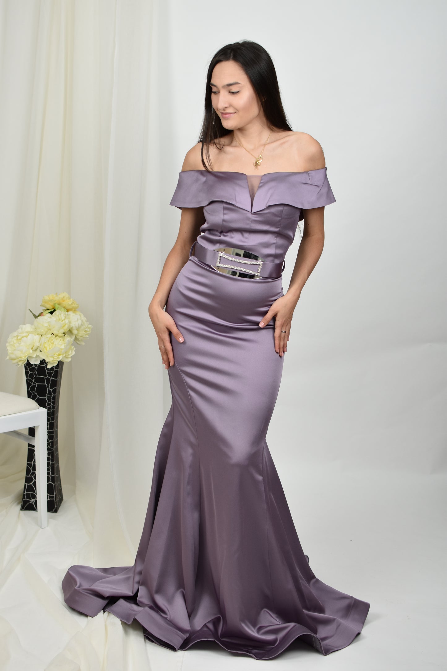 Rochie sirenă din satin, cu umeri goi