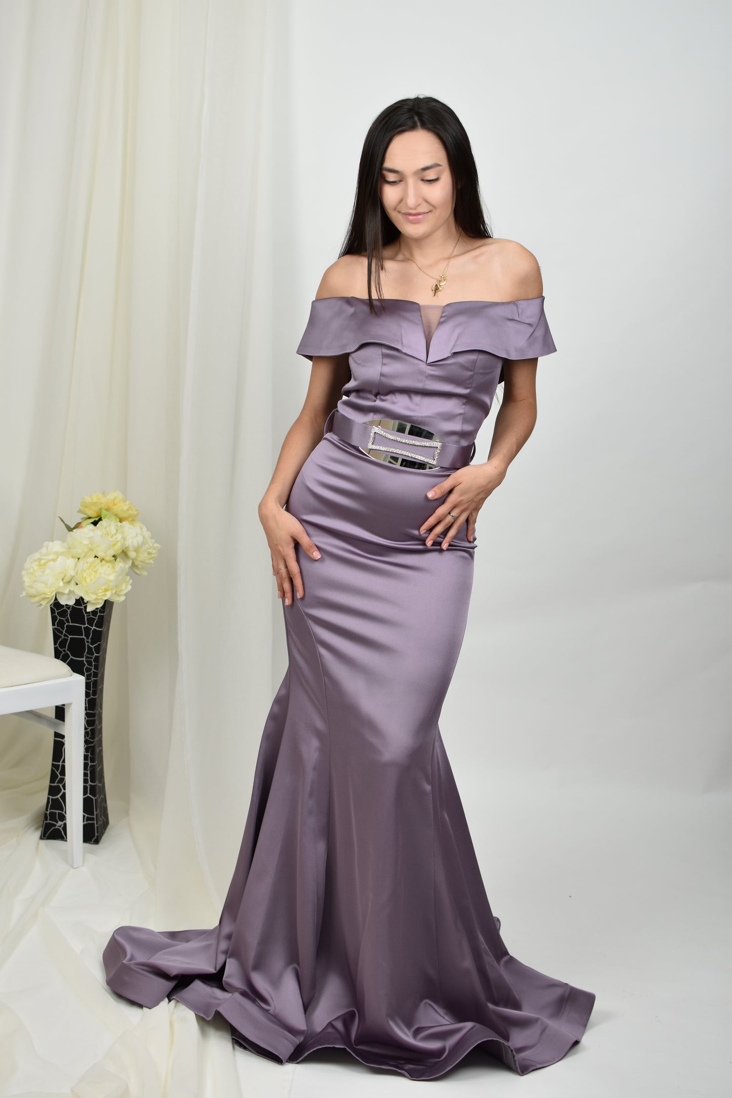 Rochie sirenă din satin, cu umeri goi