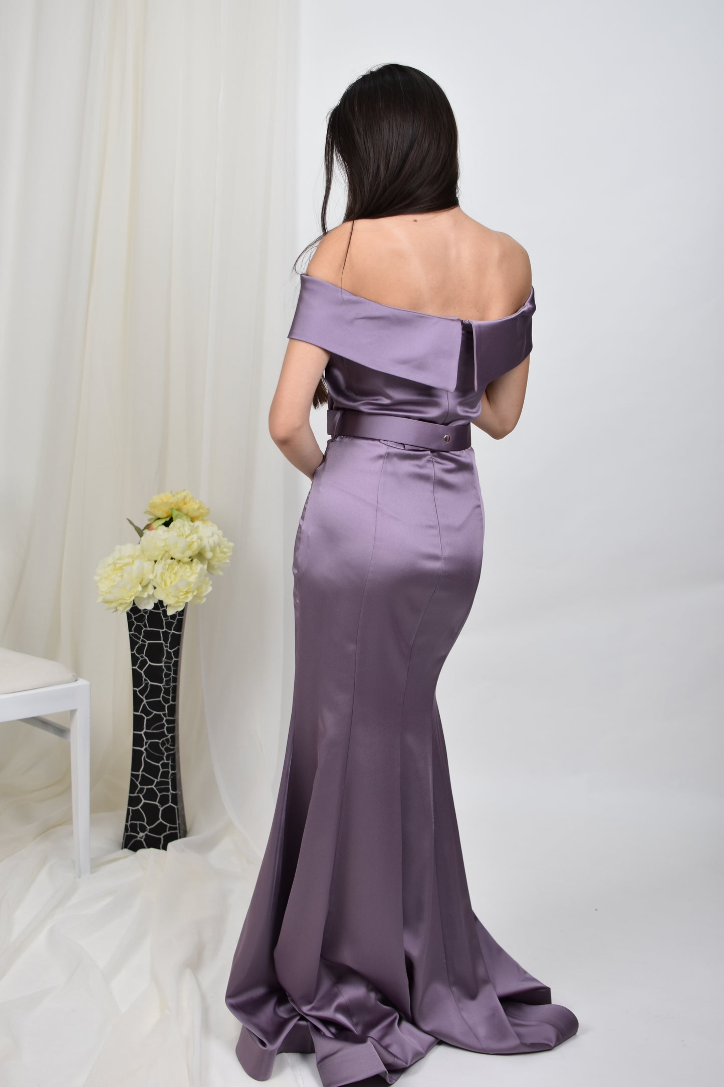 Rochie sirenă din satin, cu umeri goi