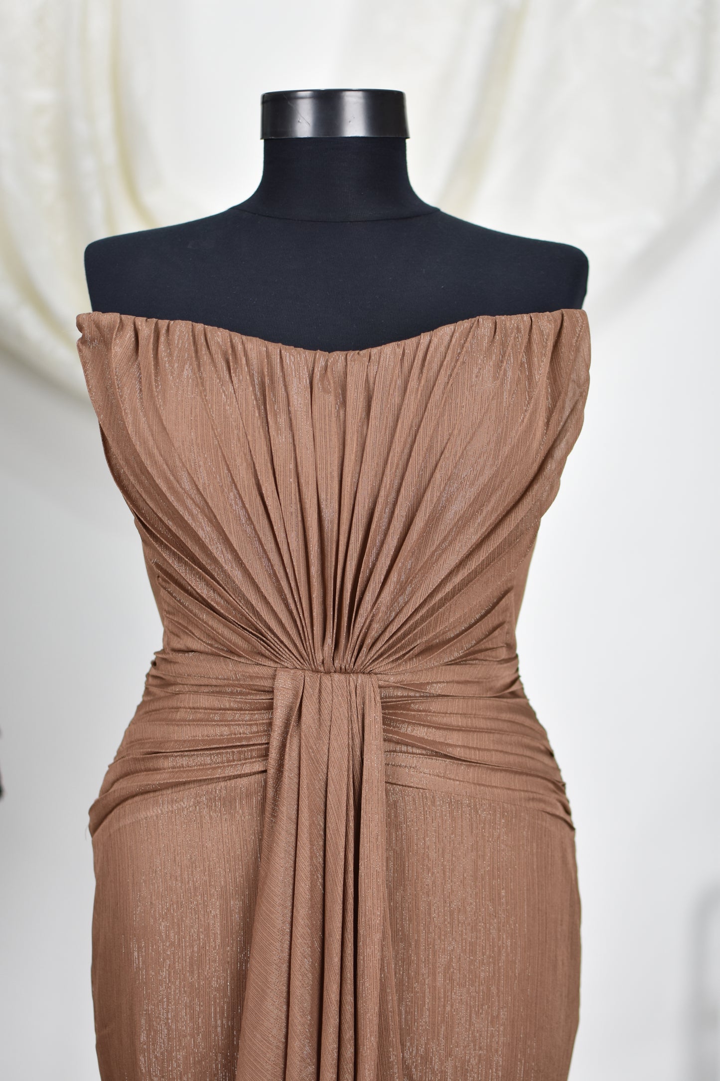 Rochie de seară maro fără bretele