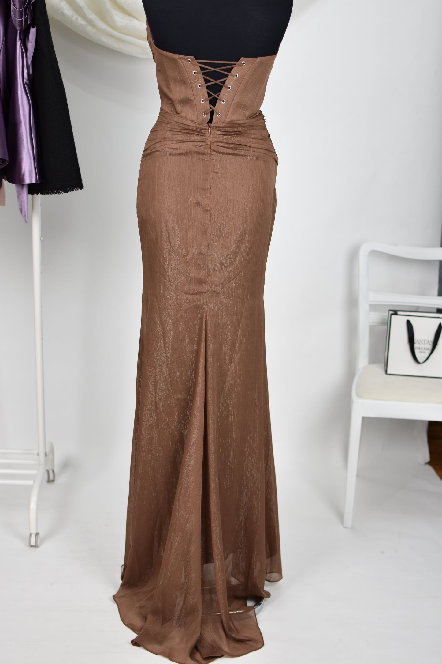 Rochie de seară maro fără bretele