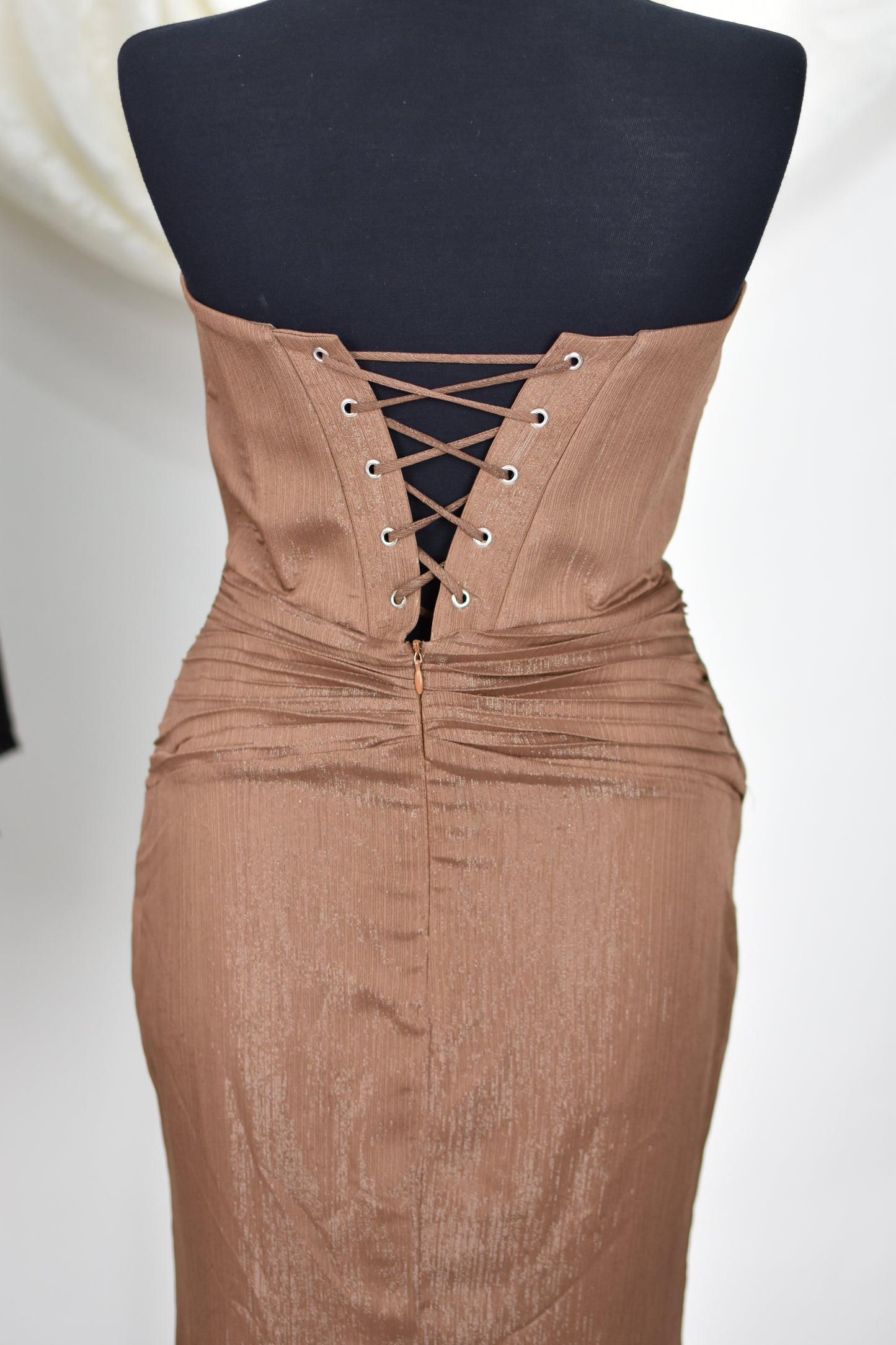 Rochie de seară maro fără bretele