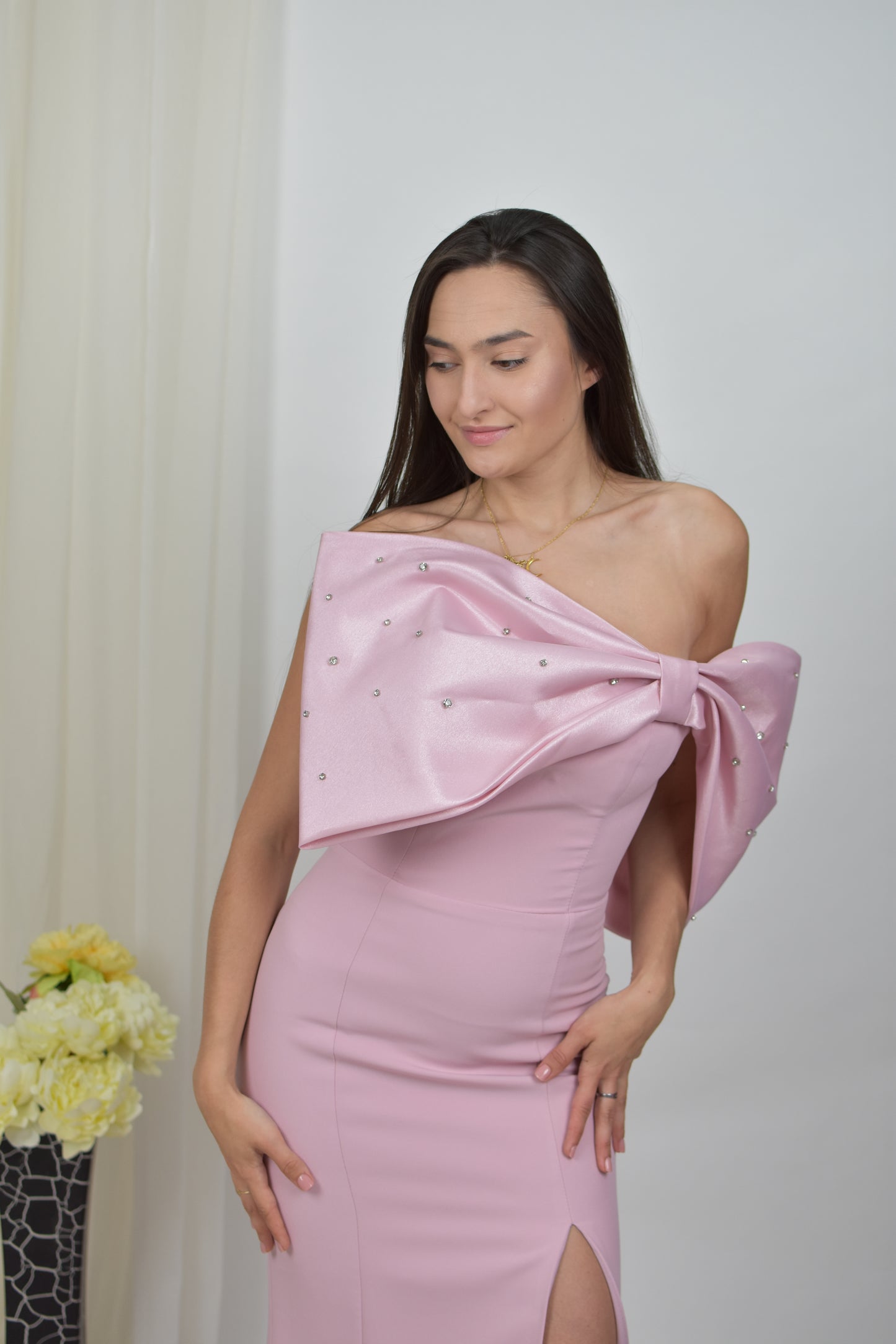 Rochie model sirenă, cu umeri goi si decolteu cu fonta