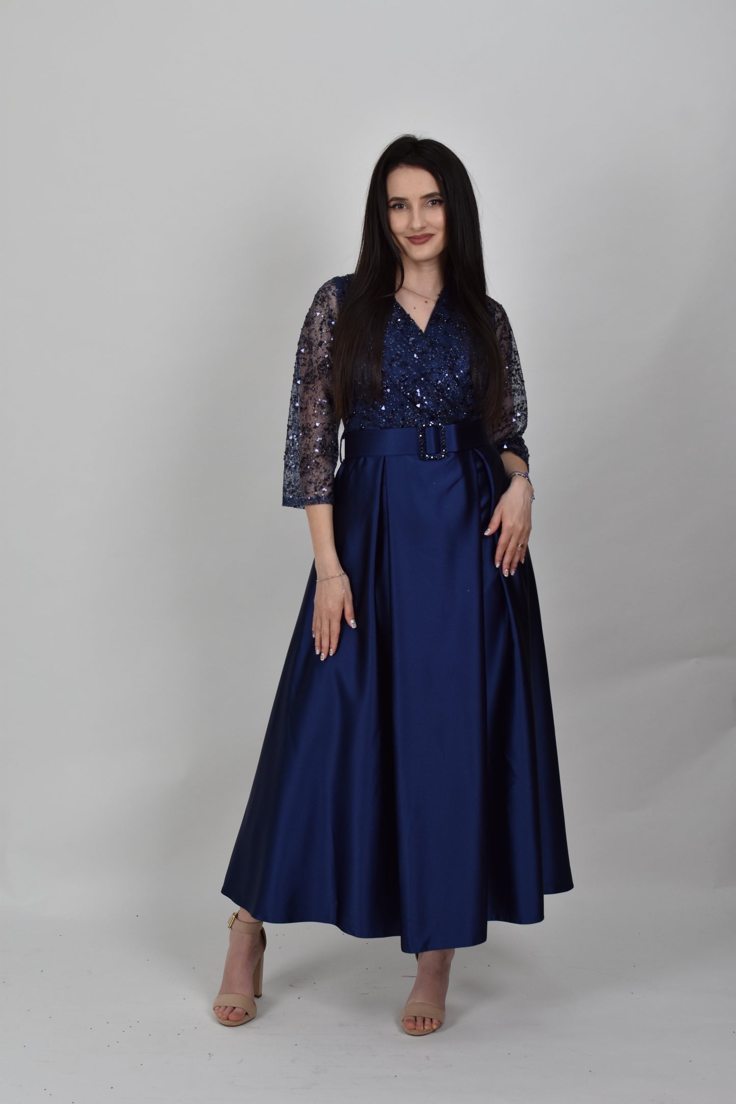 Rochie din satin cu decolteu v brodat