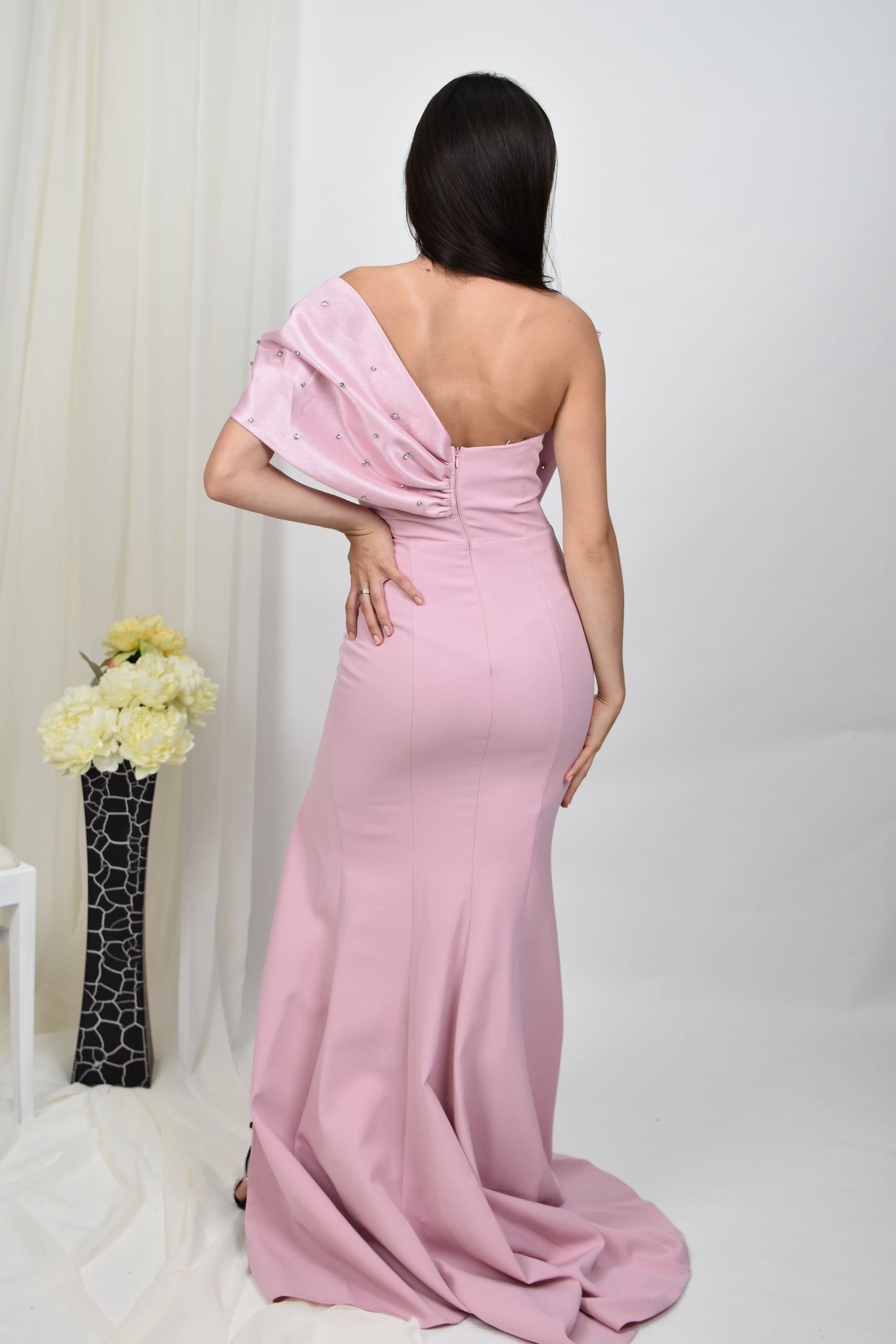 Rochie model sirenă, cu umeri goi si decolteu cu fonta