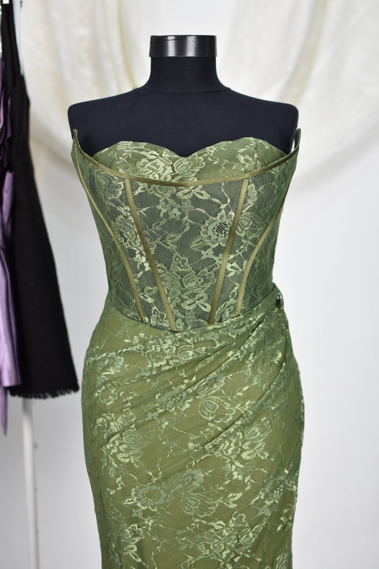 Rochie de seară verde fără bretele din dantelă
