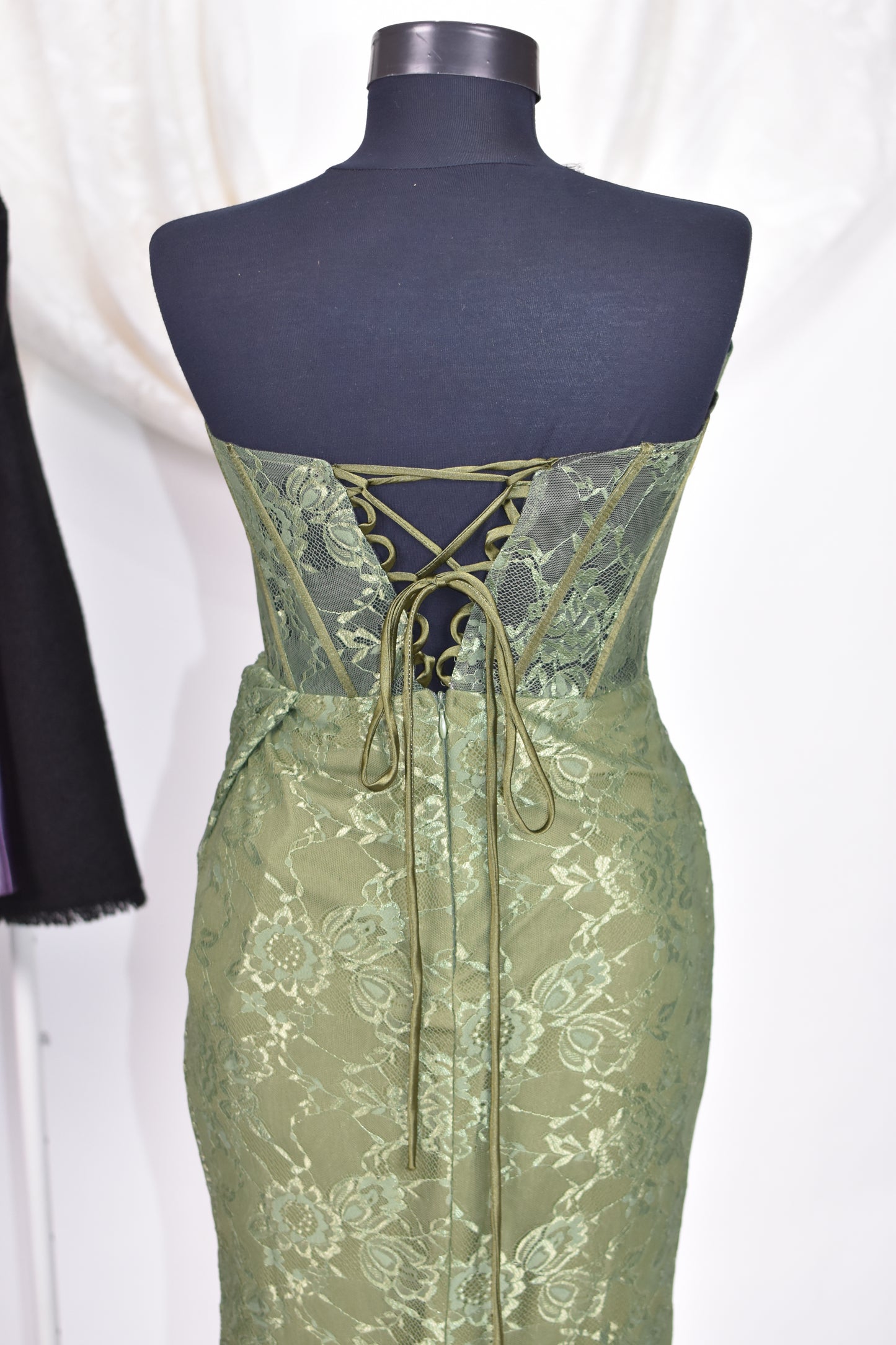 Rochie de seară verde fără bretele din dantelă