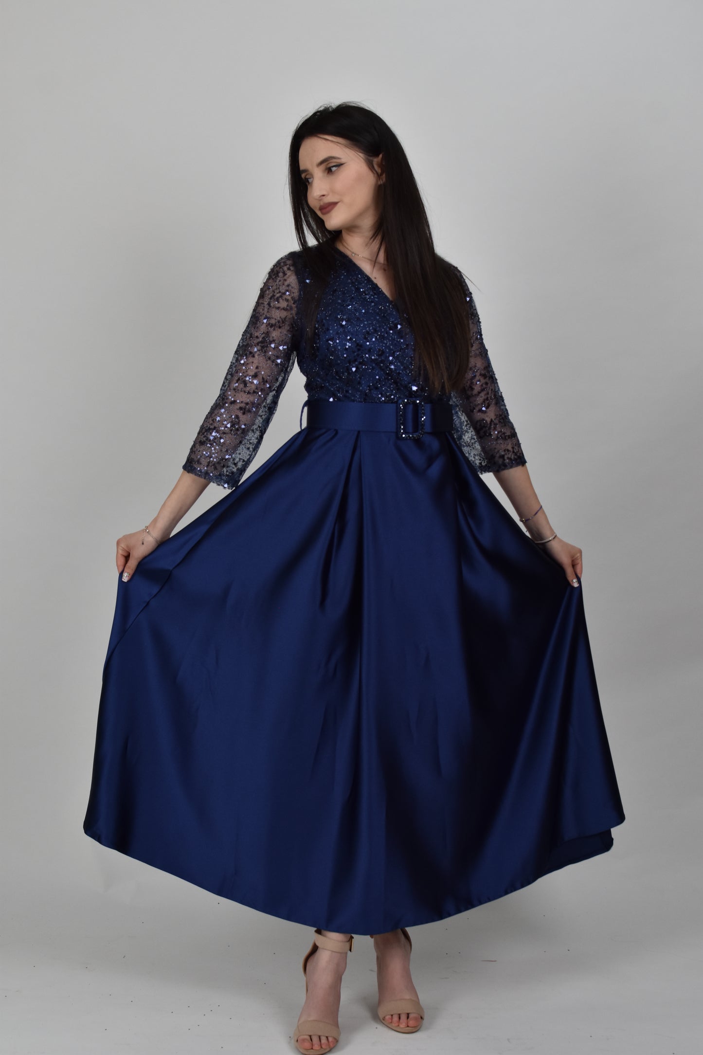 Rochie din satin cu decolteu v brodat