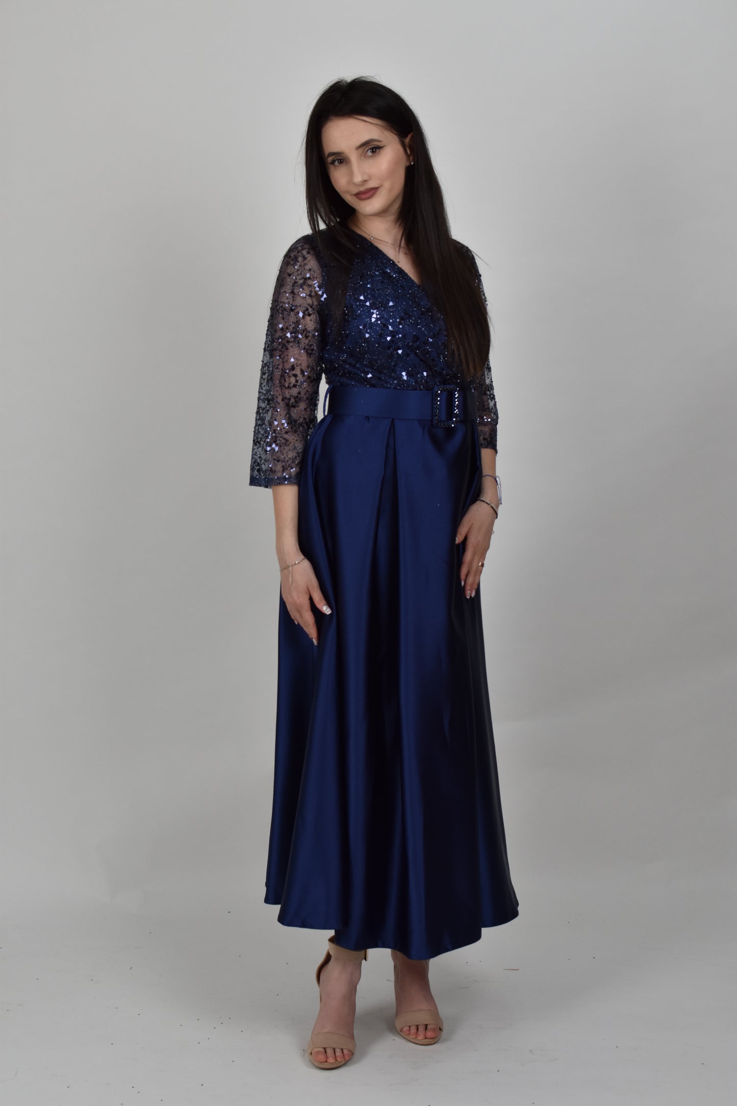 Rochie din satin cu decolteu v brodat