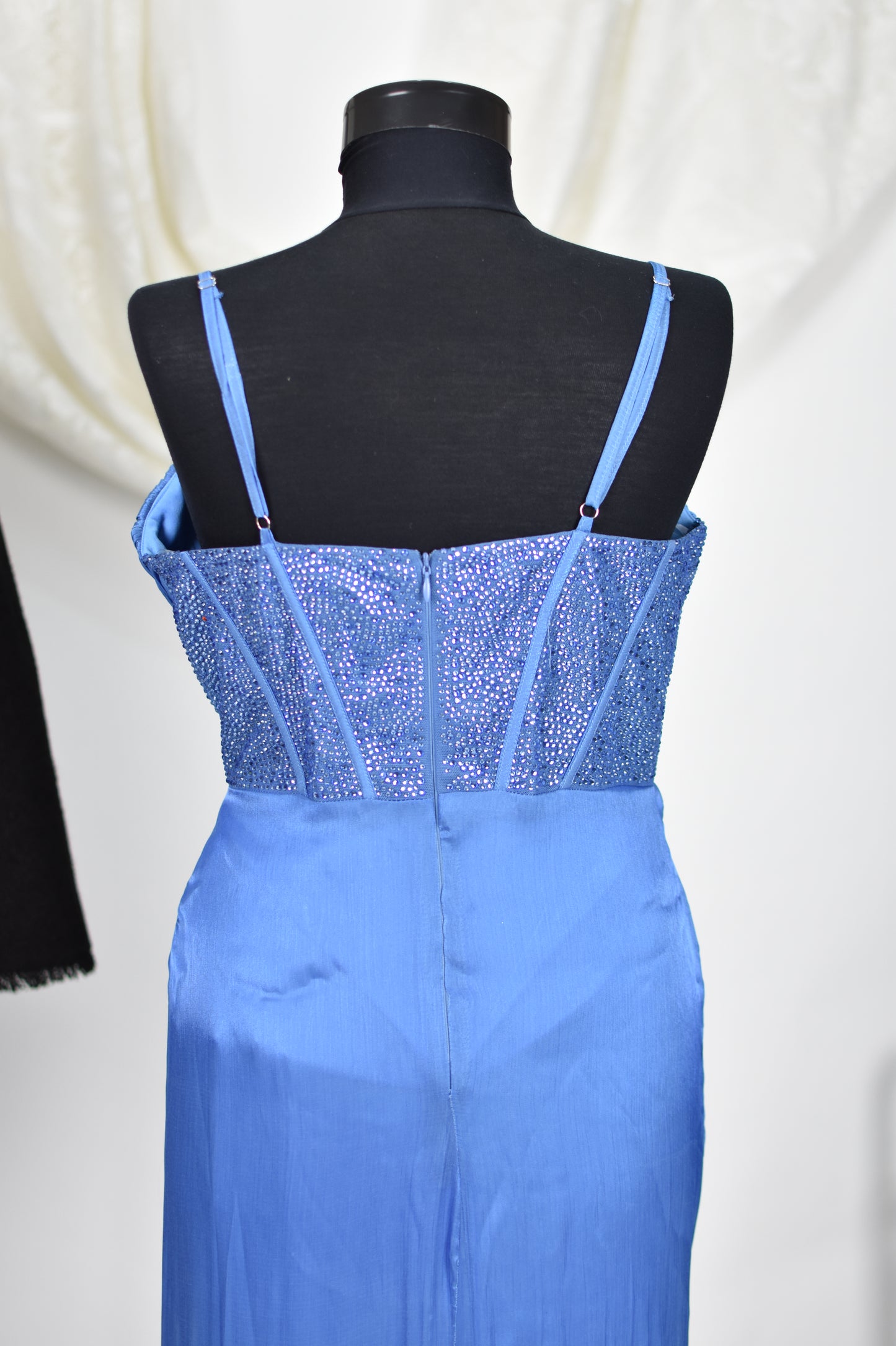 Rochie lungă albastră din mătase, pietricele și bretele.