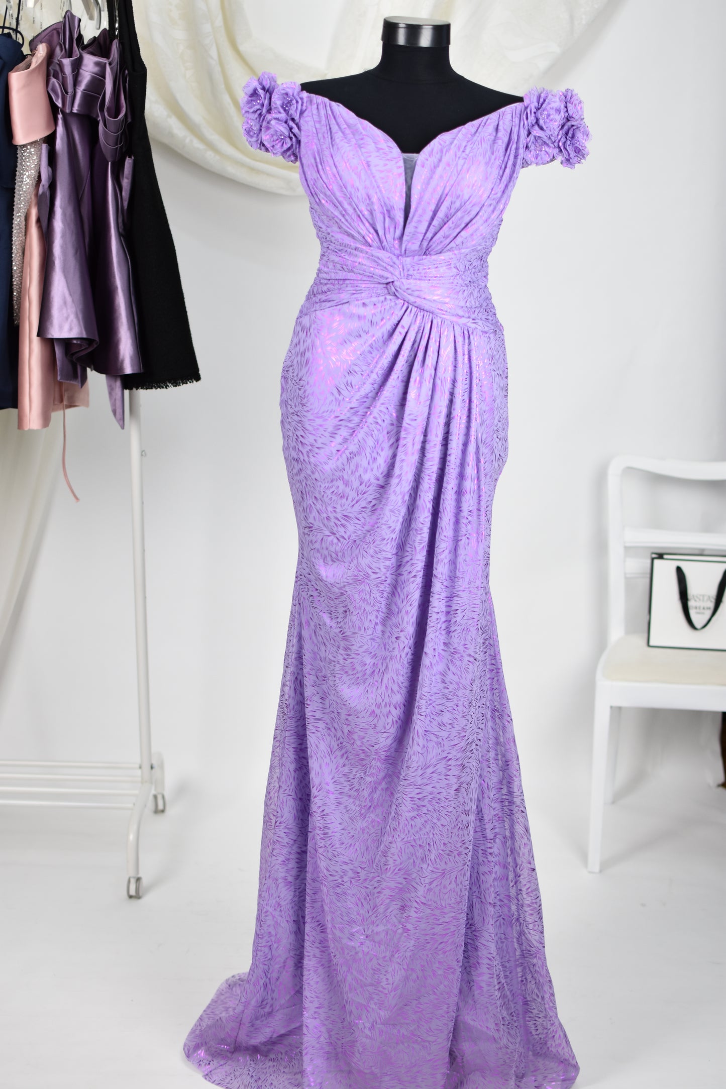 Rochie de seară cu detalii florale pe umăr