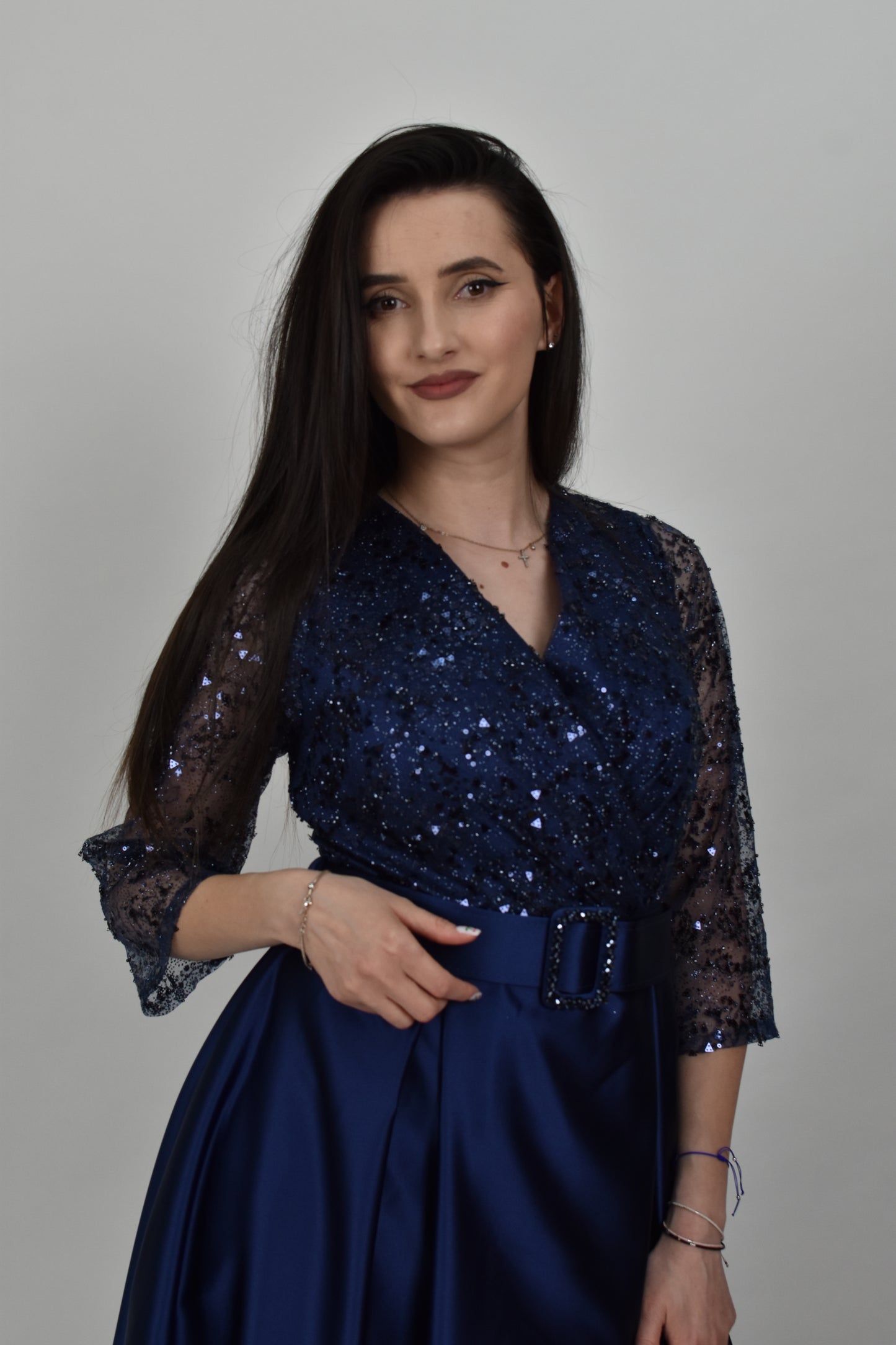 Rochie din satin cu decolteu v brodat
