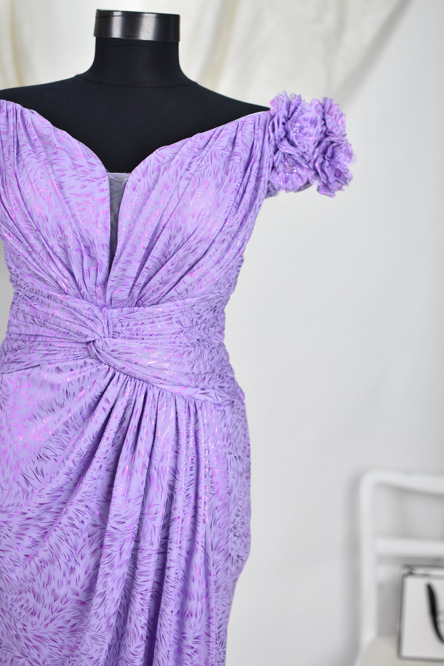 Rochie de seară cu detalii florale pe umăr