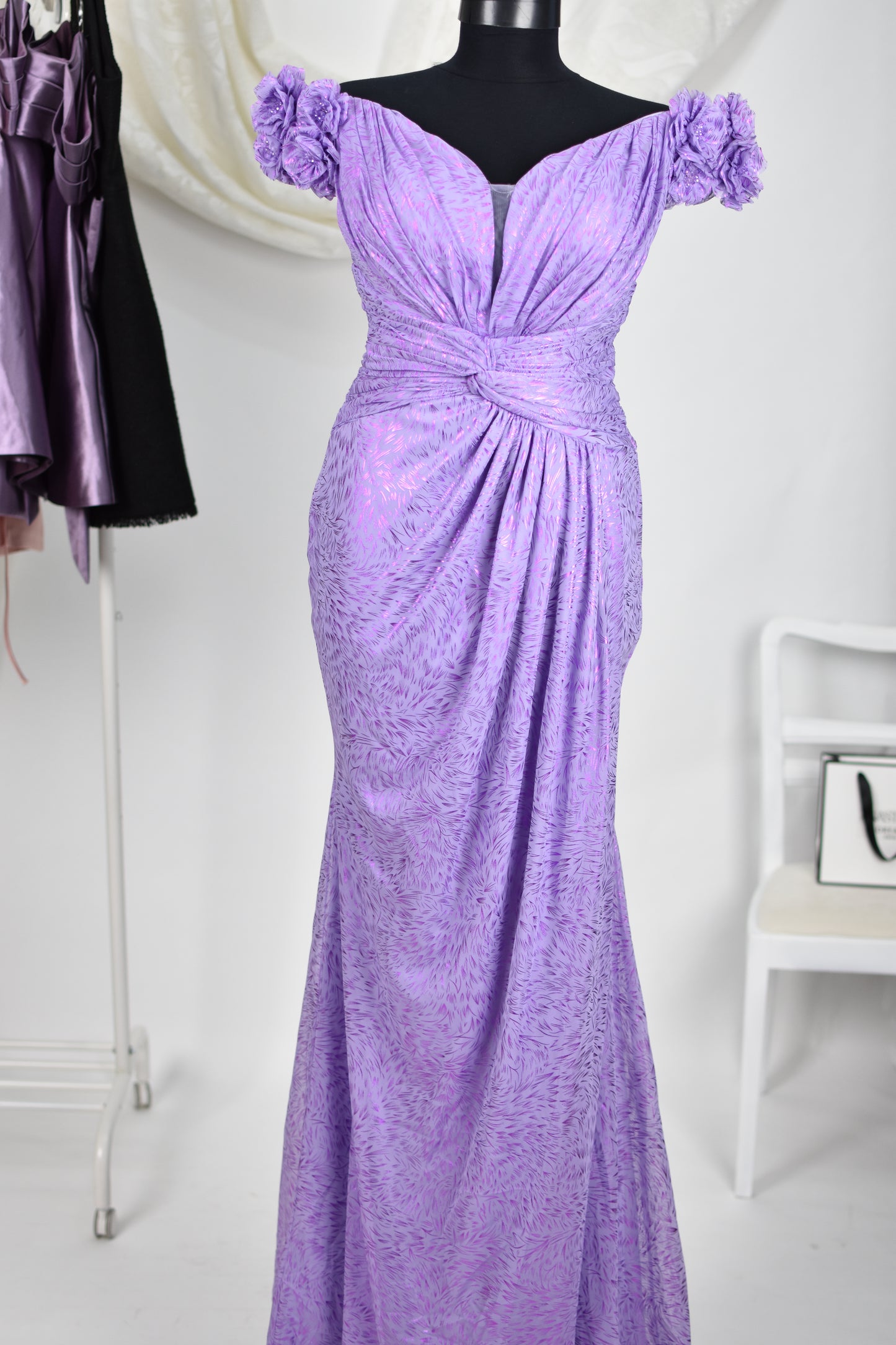 Rochie de seară cu detalii florale pe umăr