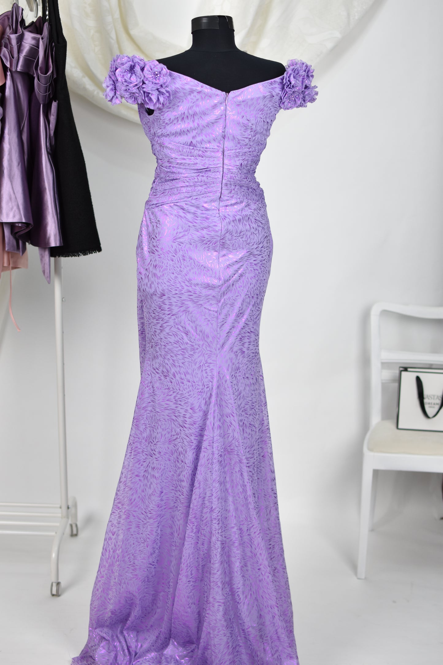 Rochie de seară cu detalii florale pe umăr