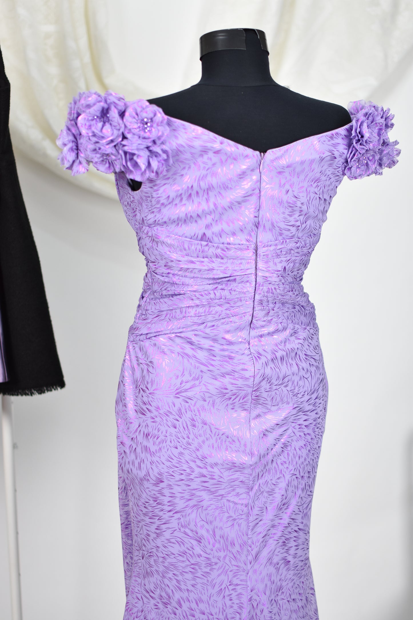 Rochie de seară cu detalii florale pe umăr