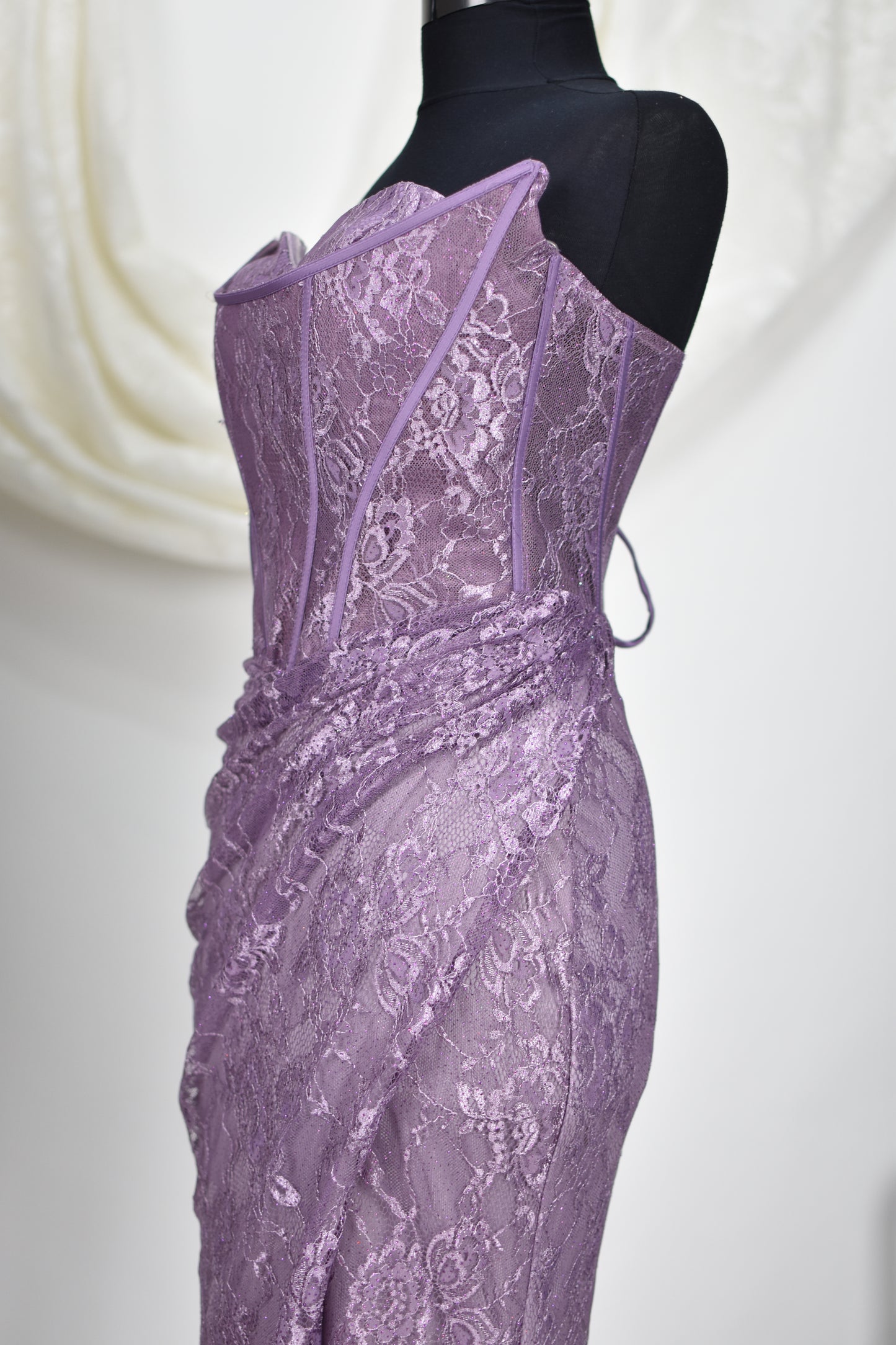 Rochie de seară mov fără bretele din dantelă