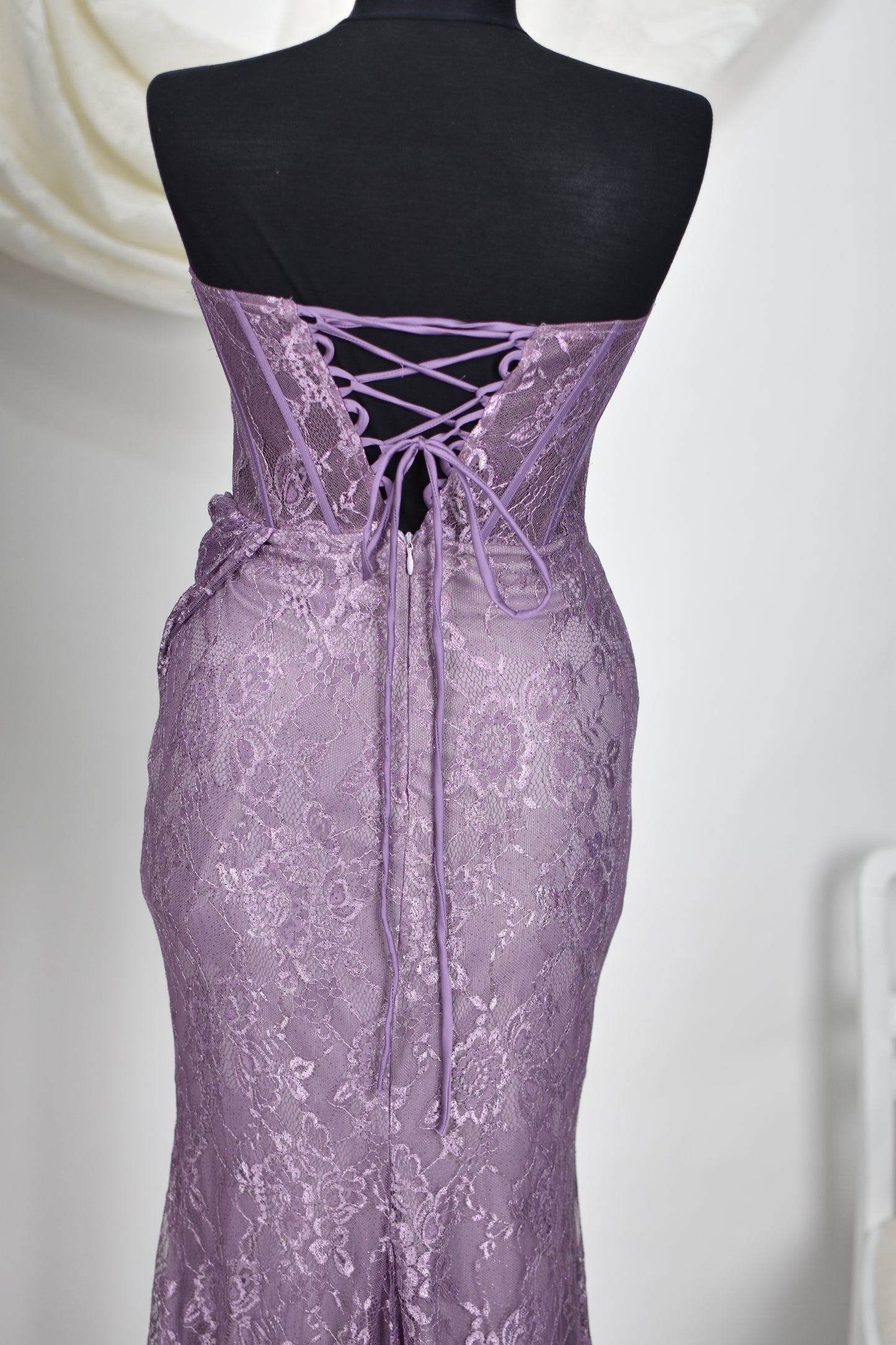 Rochie de seară mov fără bretele din dantelă