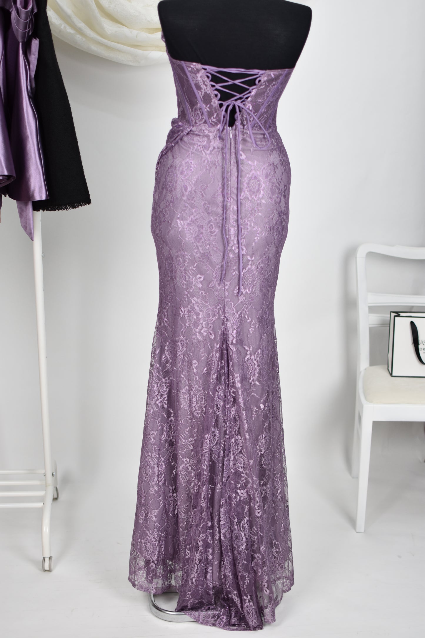 Rochie de seară mov fără bretele din dantelă