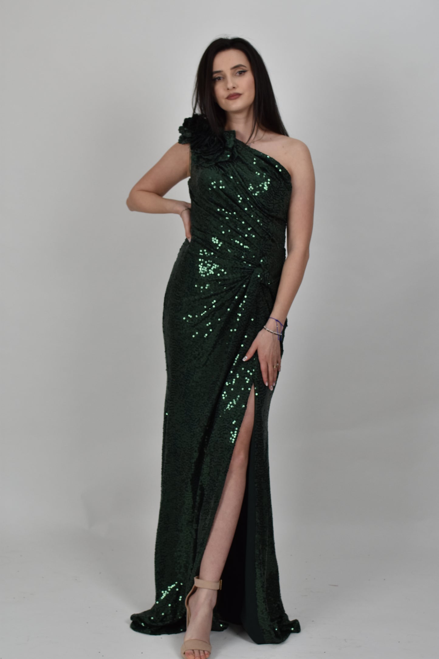 Rochie de seara cu paiete verde smarald pe un umar