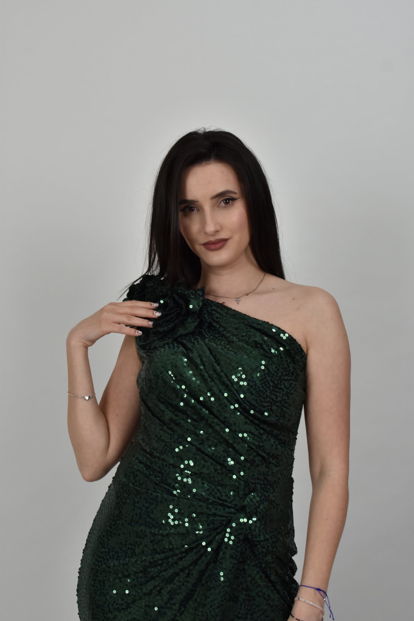 Rochie de seara cu paiete verde smarald pe un umar