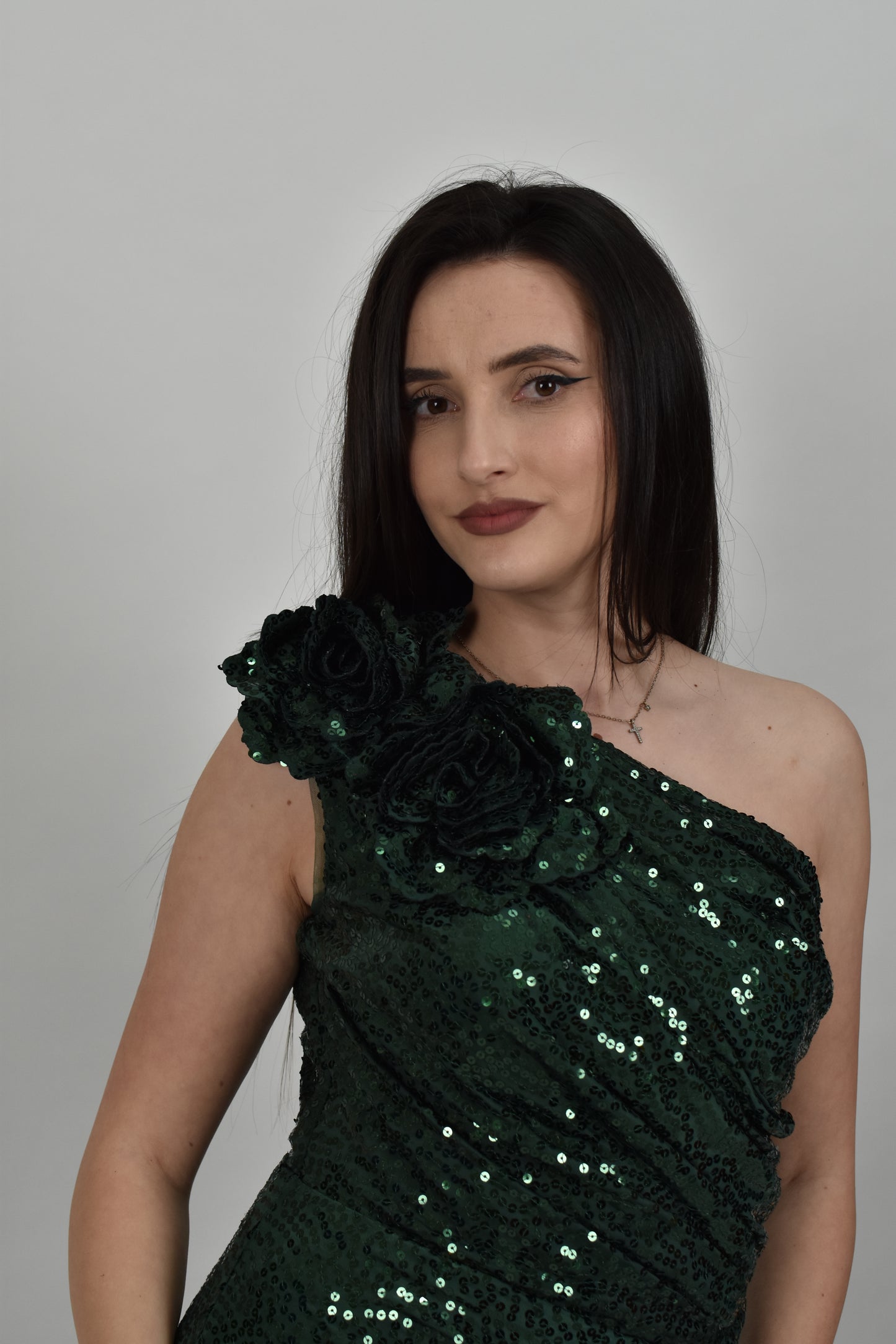 Rochie de seara cu paiete verde smarald pe un umar