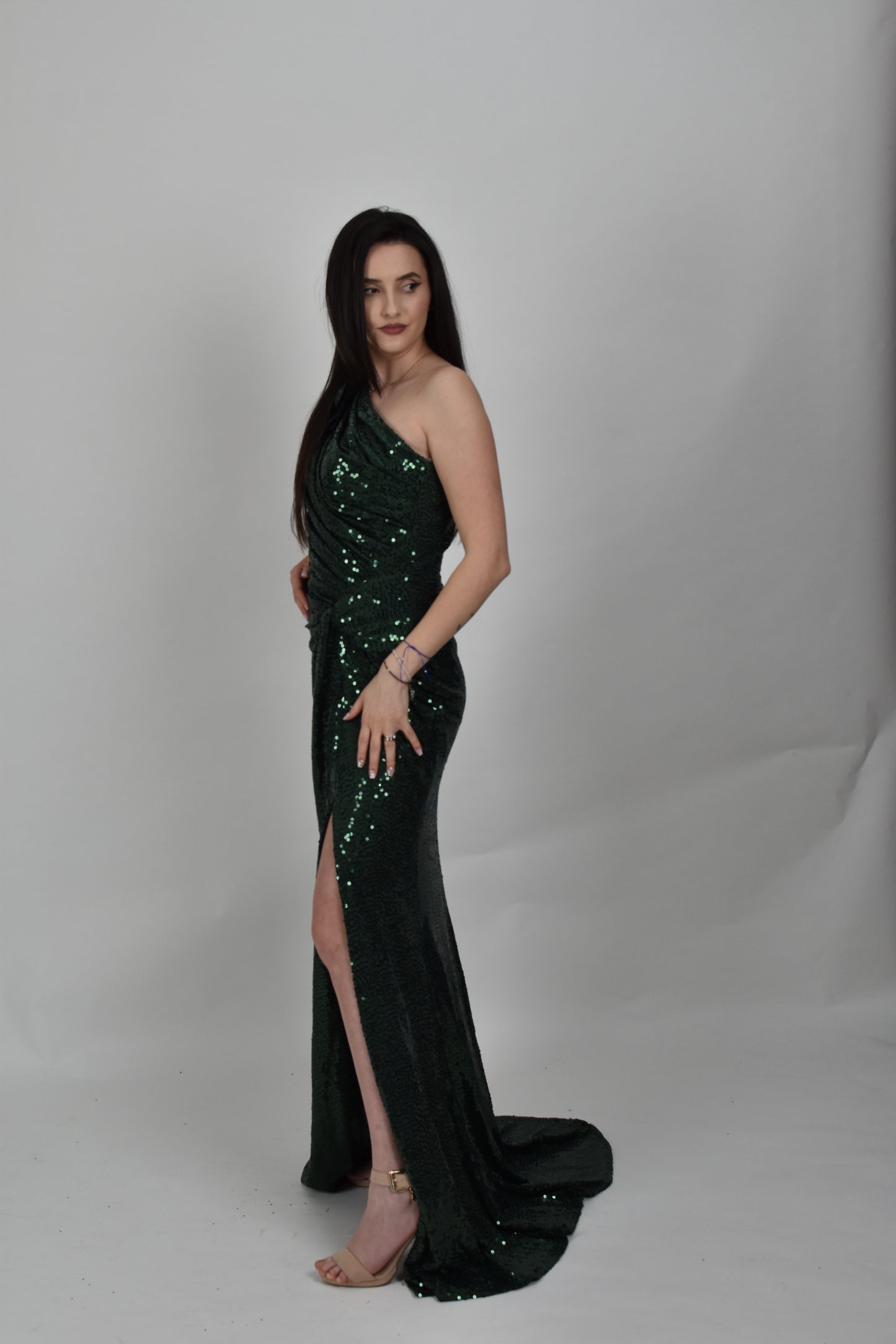 Rochie de seara cu paiete verde smarald pe un umar