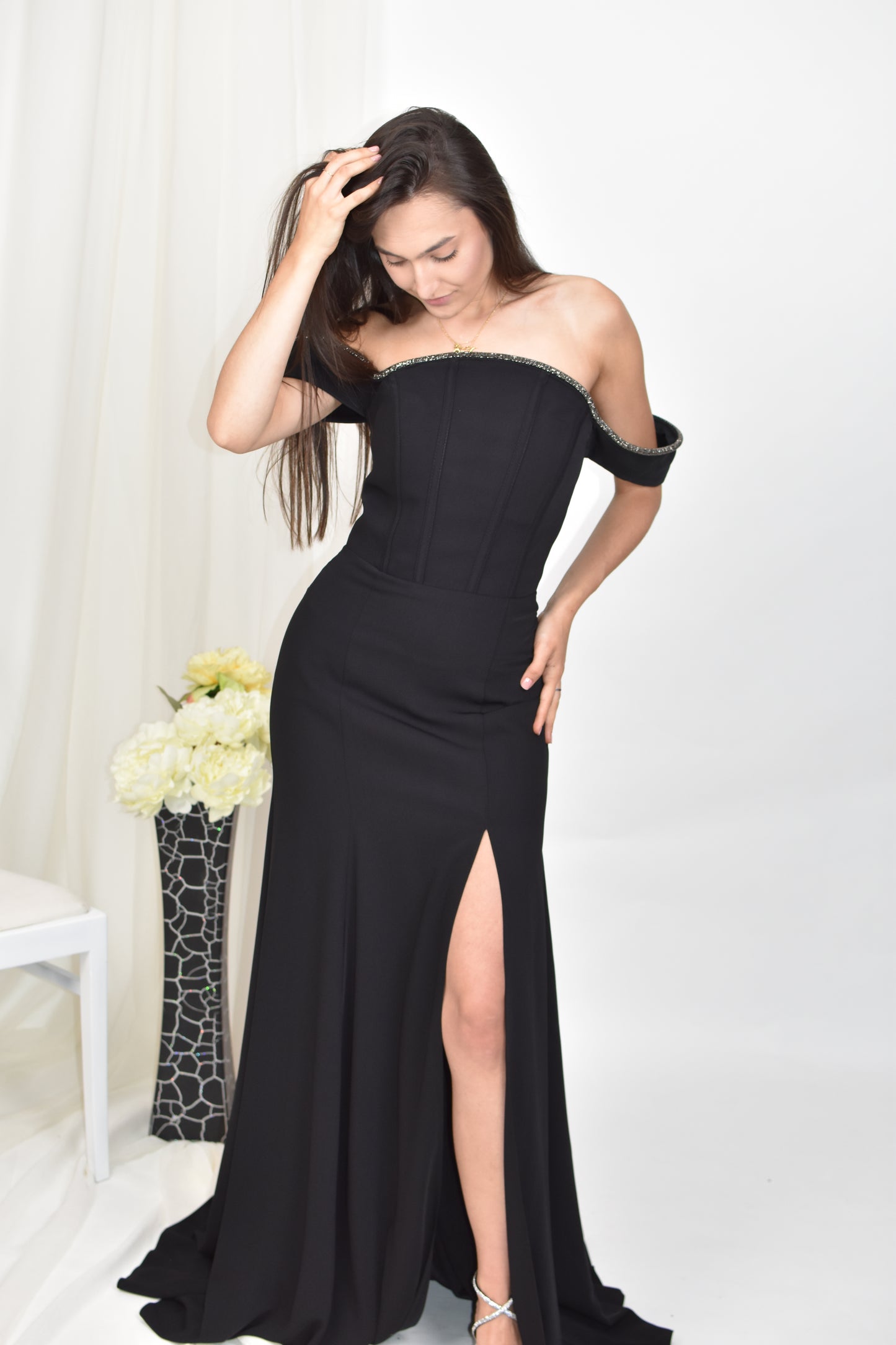 Rochie lunga cu umeri goi, neagra