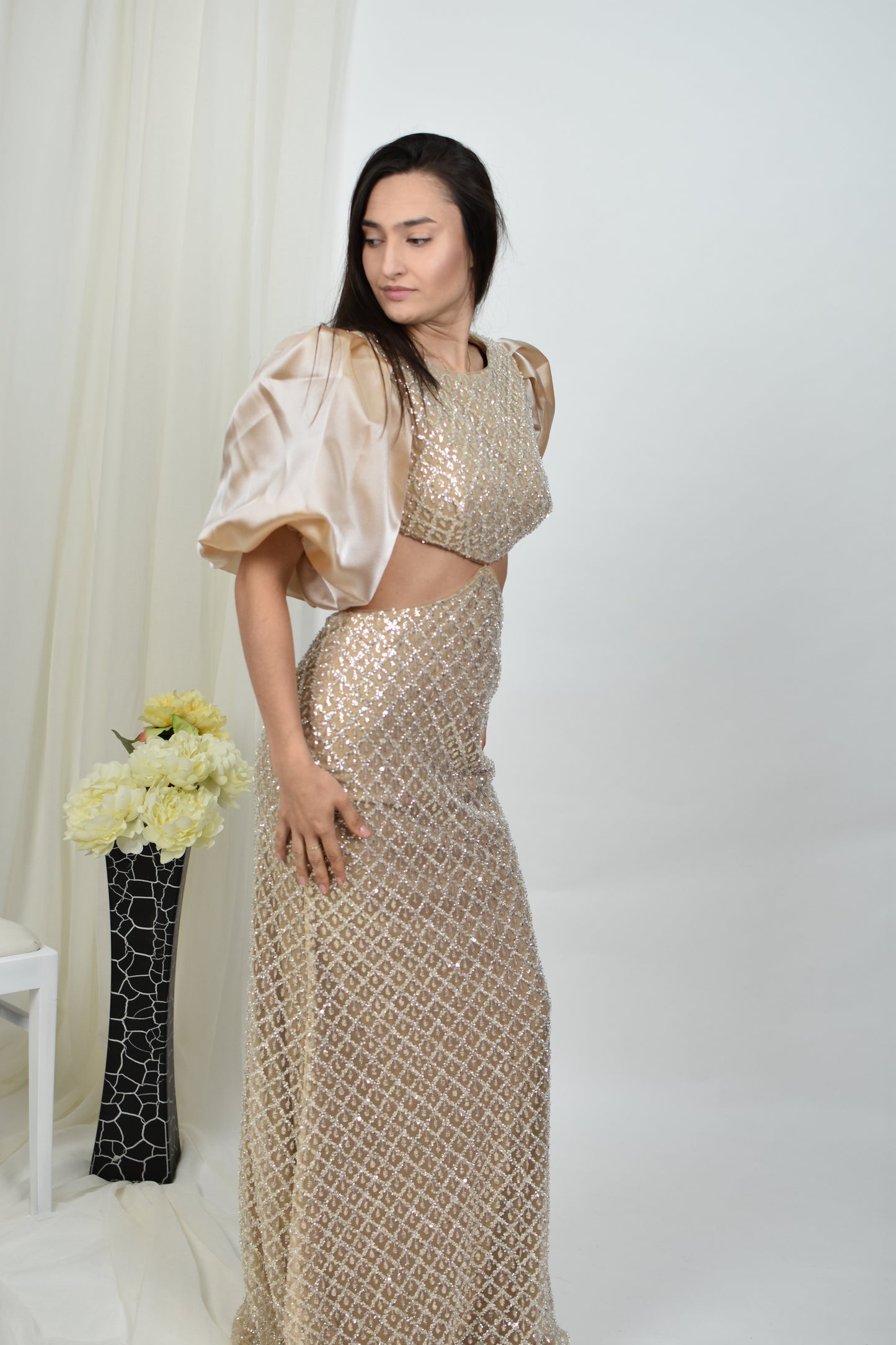 Rochie cu mânecă scurtă, model sirenă, cu pietricele