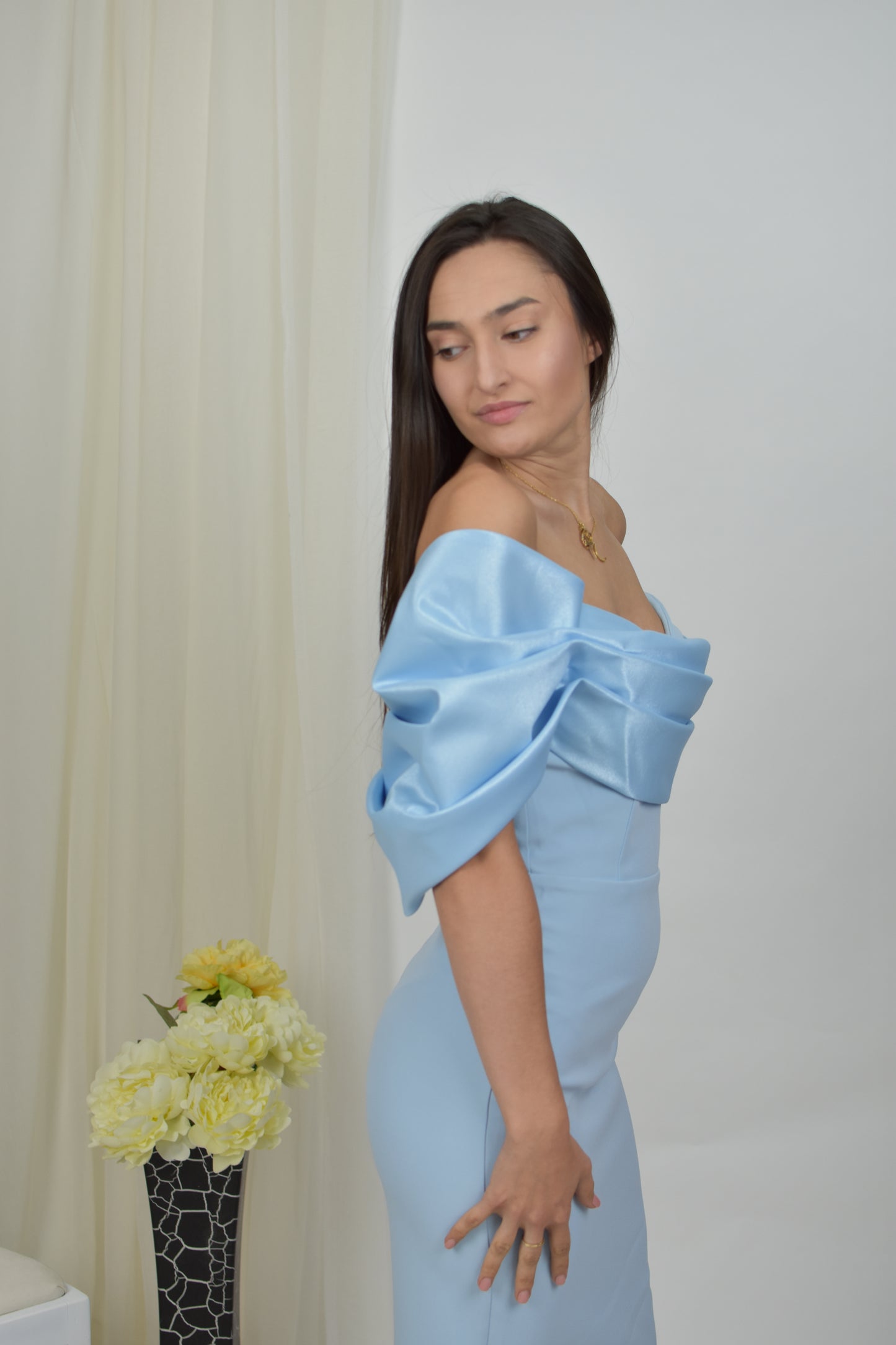 Rochie midi cu un umăr, tip evazată, stil clasic