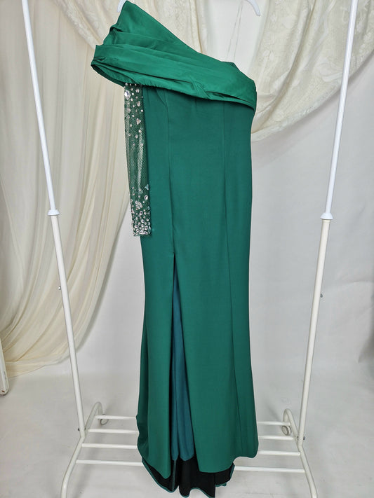 Rochie de seară lungă model sirenă, verde smarald, cu un umăr, o mânecă