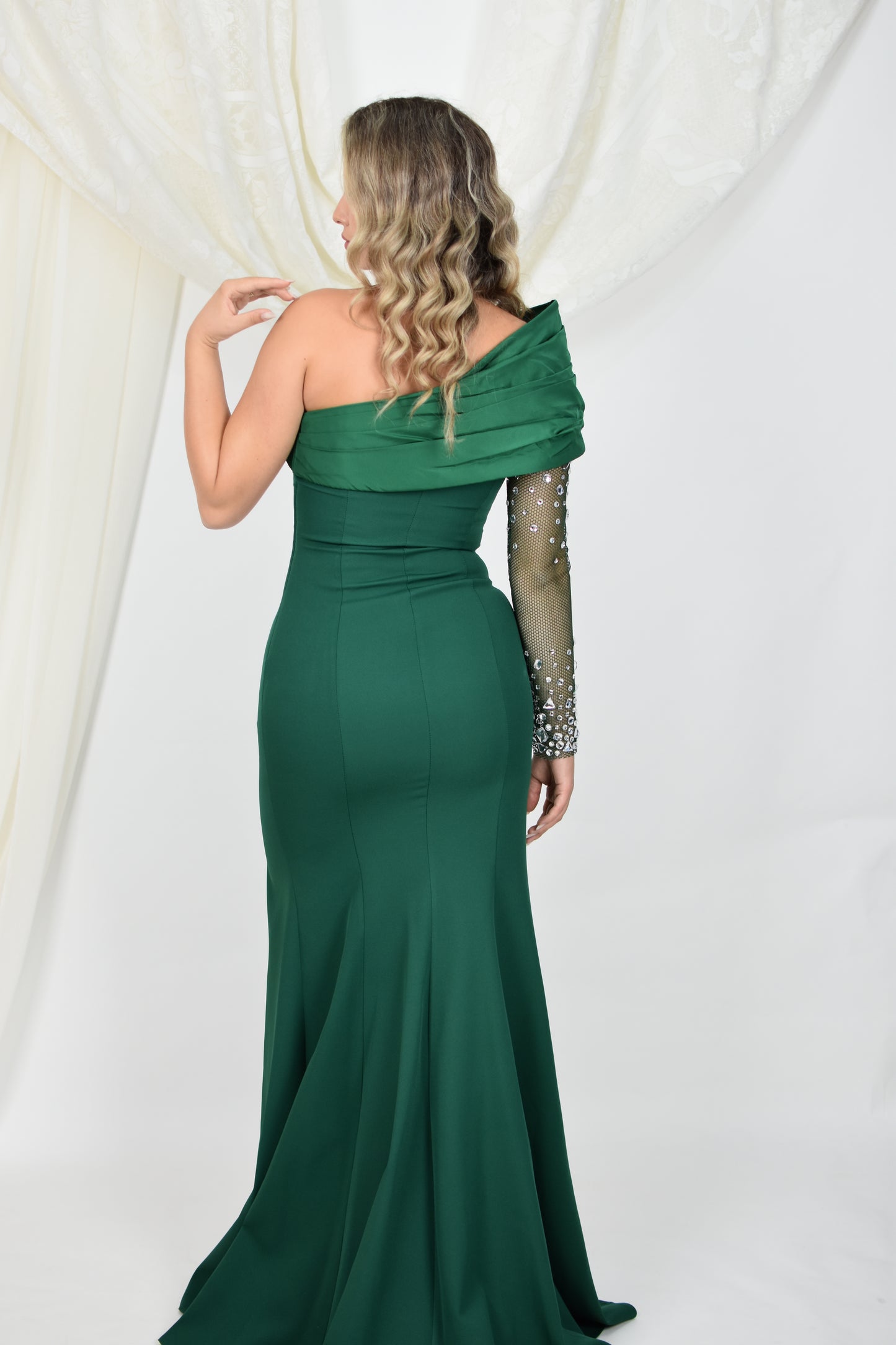 Rochie de seară lungă model sirenă, verde smarald, cu un umăr, o mânecă
