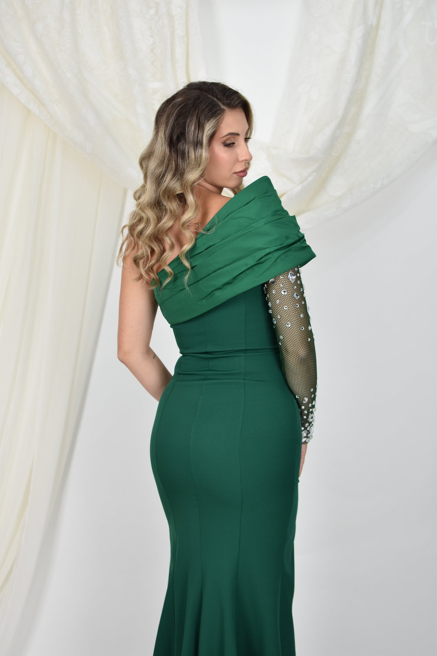 Rochie de seară lungă model sirenă, verde smarald, cu un umăr, o mânecă