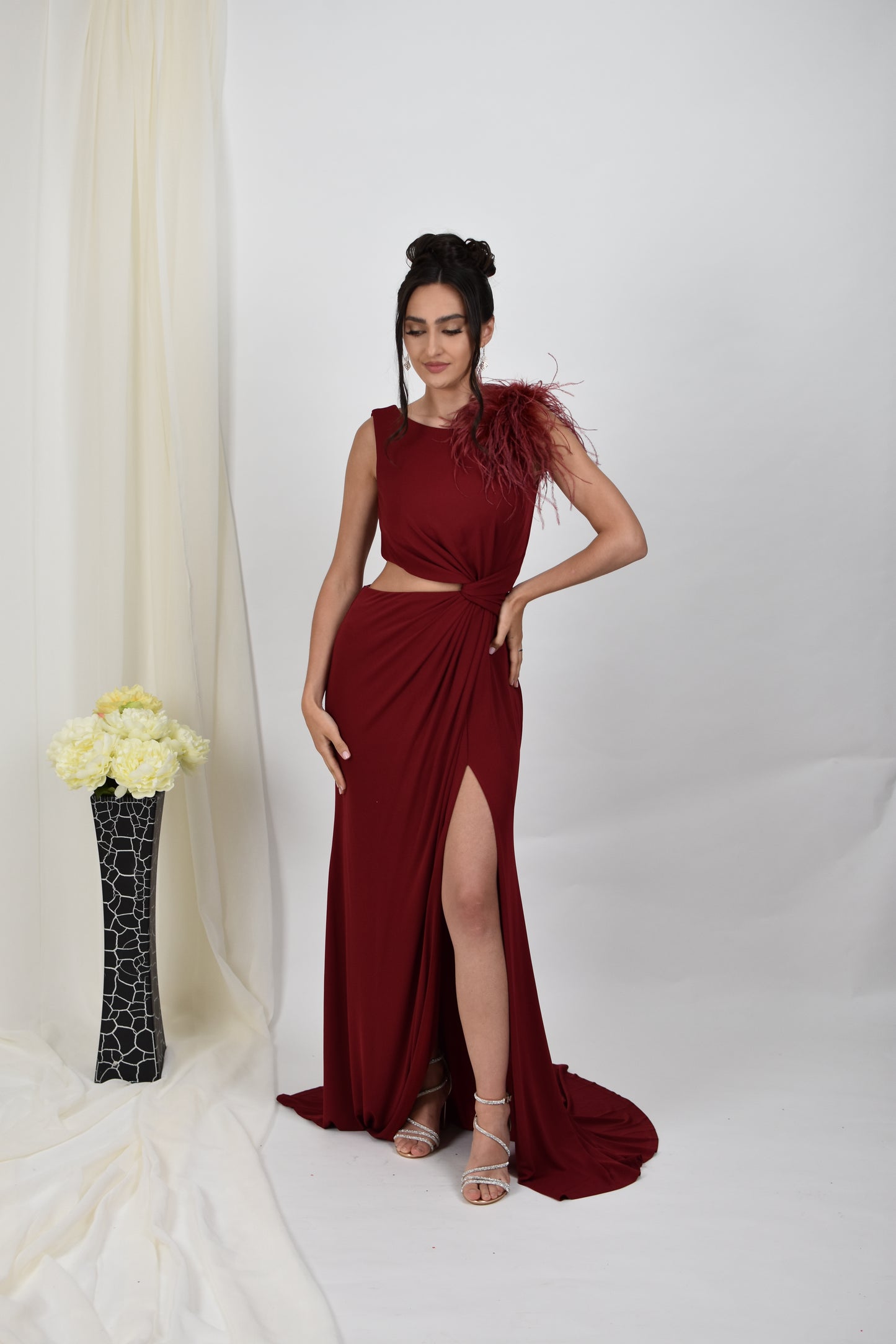 Rochie de seara cu un singur umar cu pene si detalii in talie