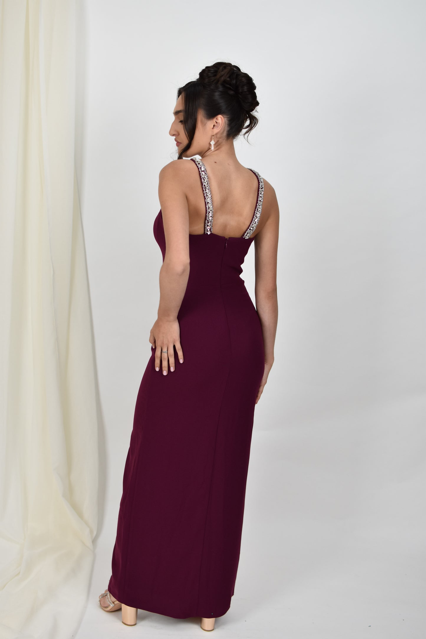 Rochie cu detalii de pietricele si decolteu halter murdum