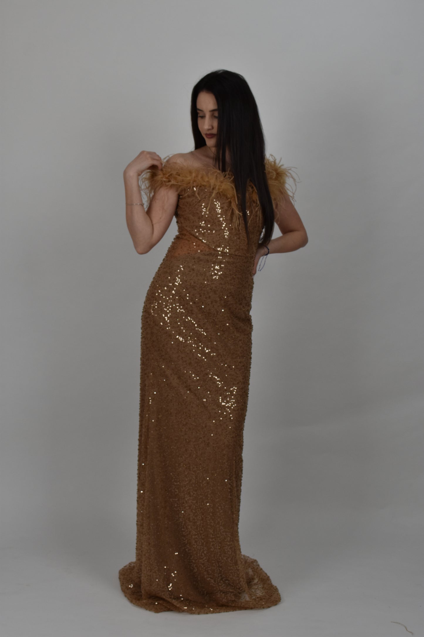 Rochie aurie cu pene